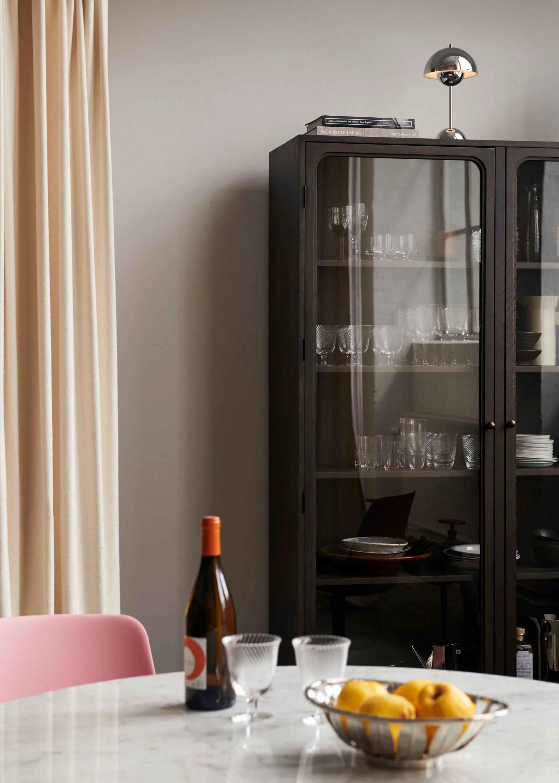 Trace SC88 Vitrinenschrank 120x192x40cm, Dark stained oak &Tradition