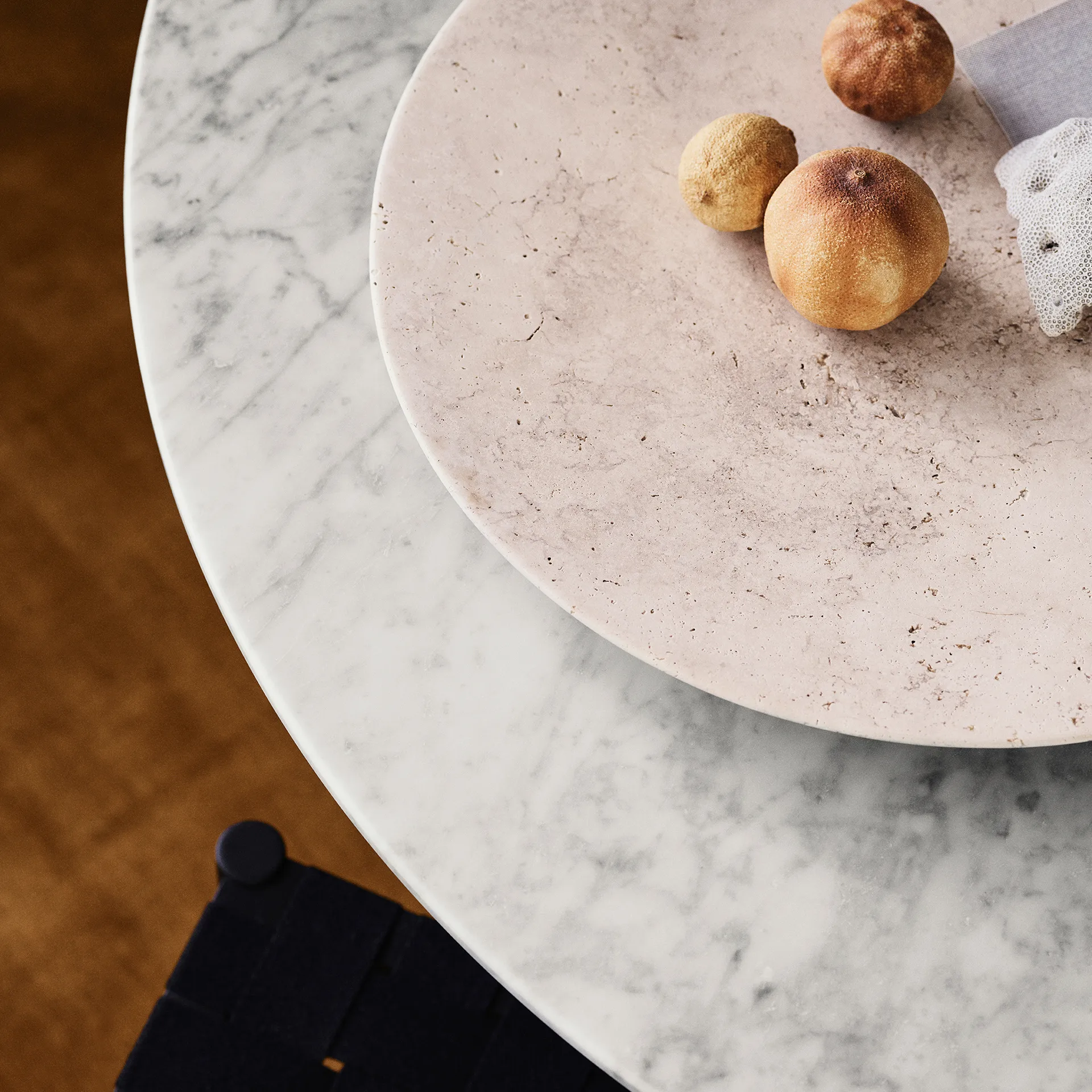 Travertine Teller SC55, Ø50cm &Tradition