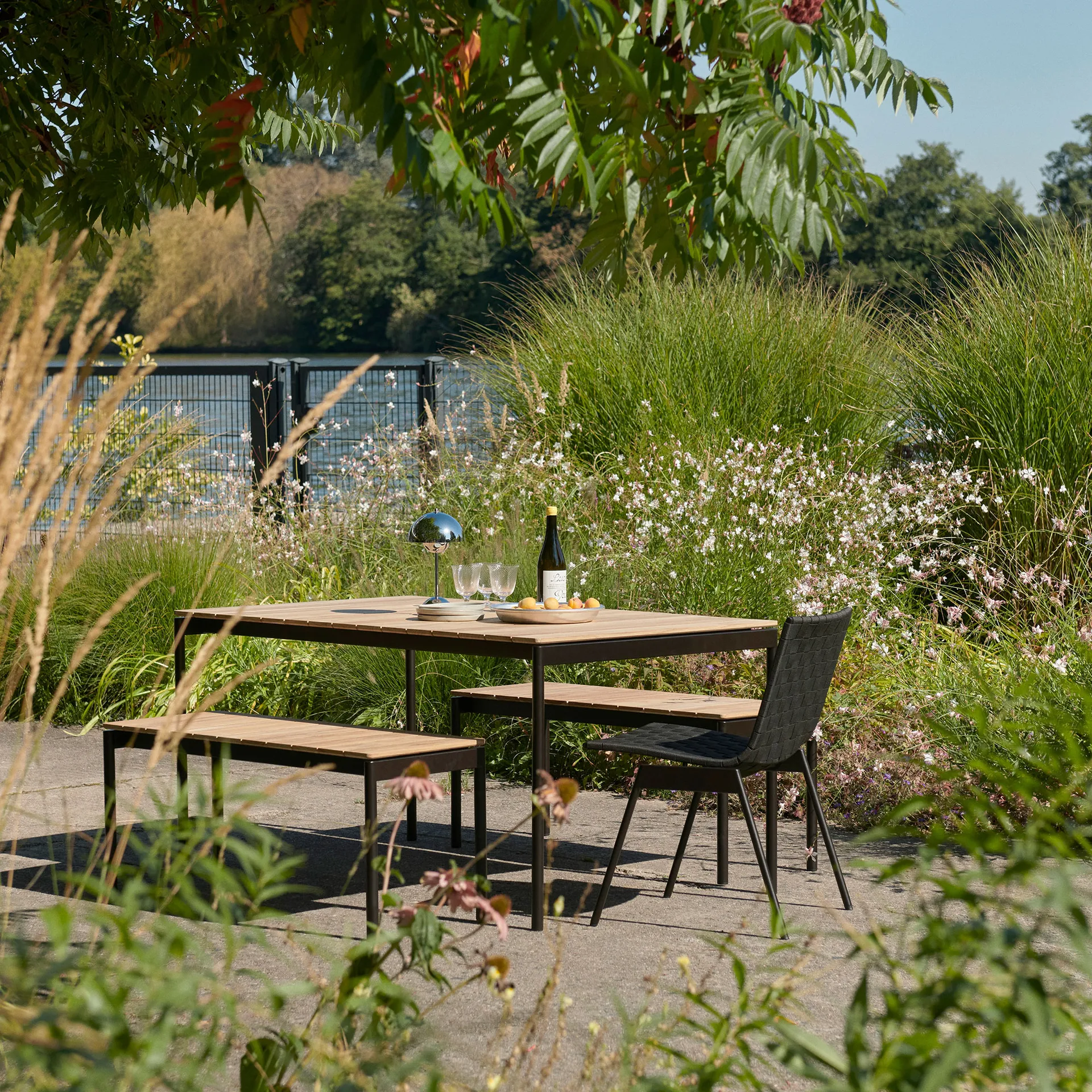 Ville Outdoor AV33 Stuhl, Warm black &Tradition