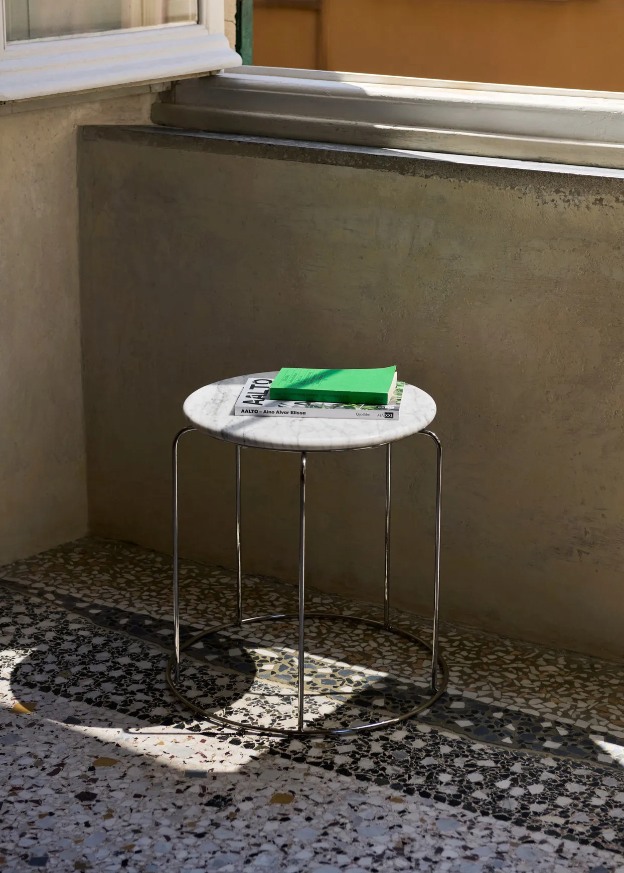 Wire Stool VP11 Topplatte Ø38 cm, Marmor Bianco Carrara &Tradition