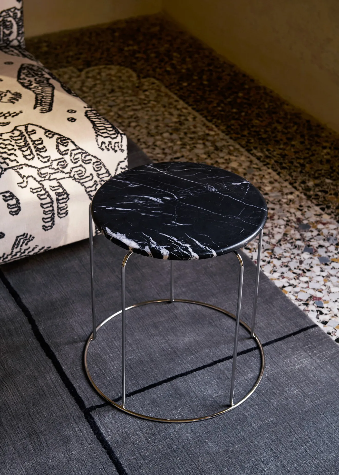 Wire Stool VP11 Topplatte Ø38 cm, Marmor Nero Marquina &Tradition