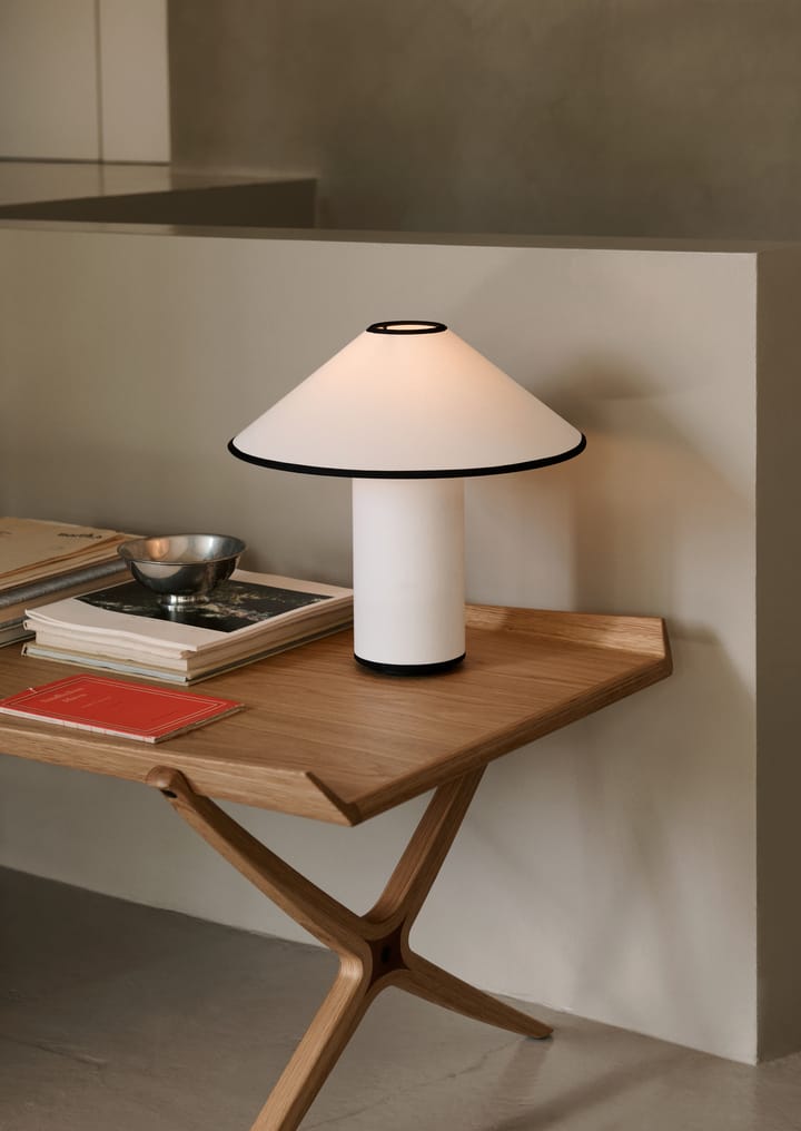 X HM13 Beistelltisch 61x120 cm, Lacquered oak-walnut inserts &Tradition