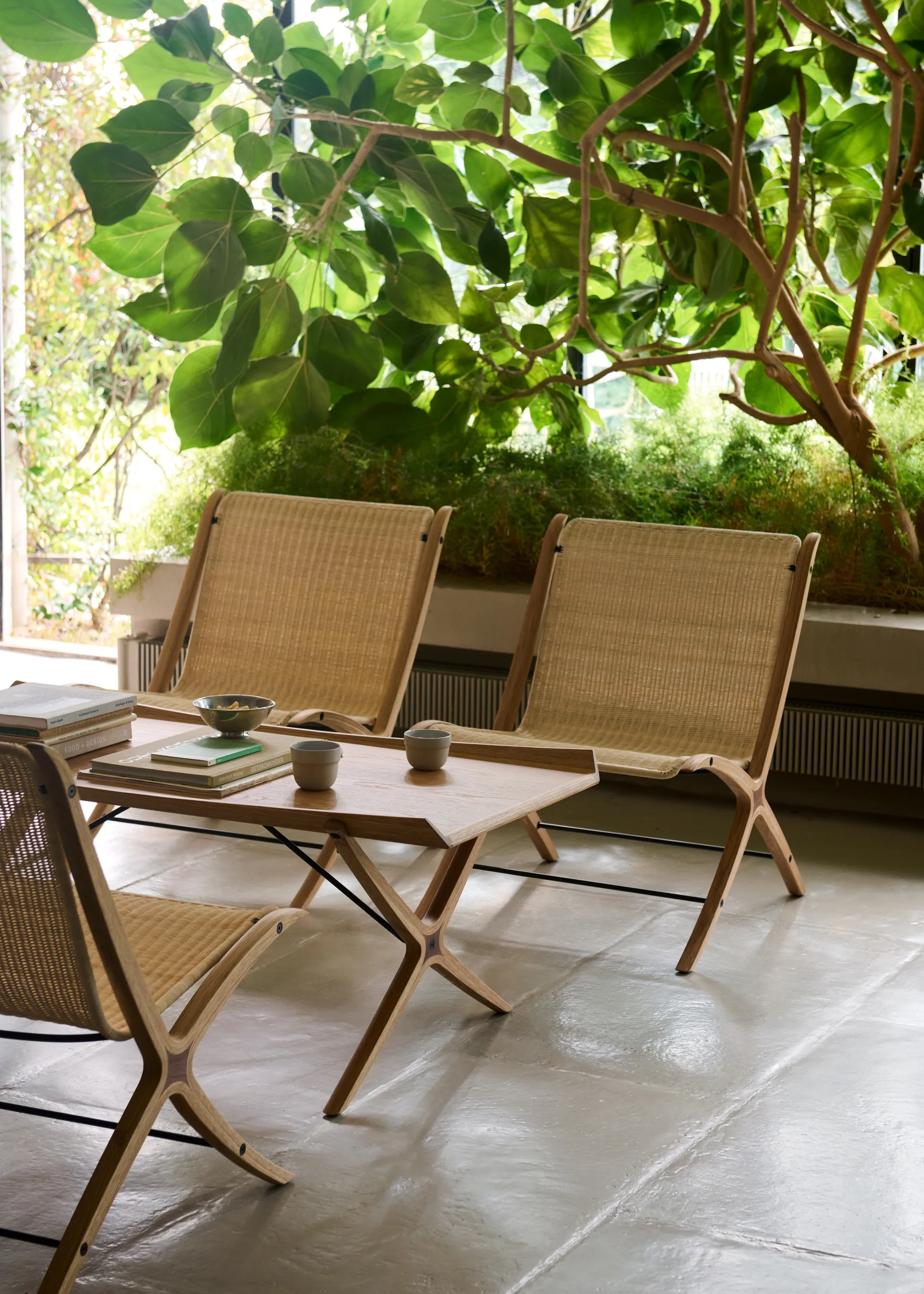 X HM13 Beistelltisch 61x120 cm, Lacquered oak-walnut inserts &Tradition