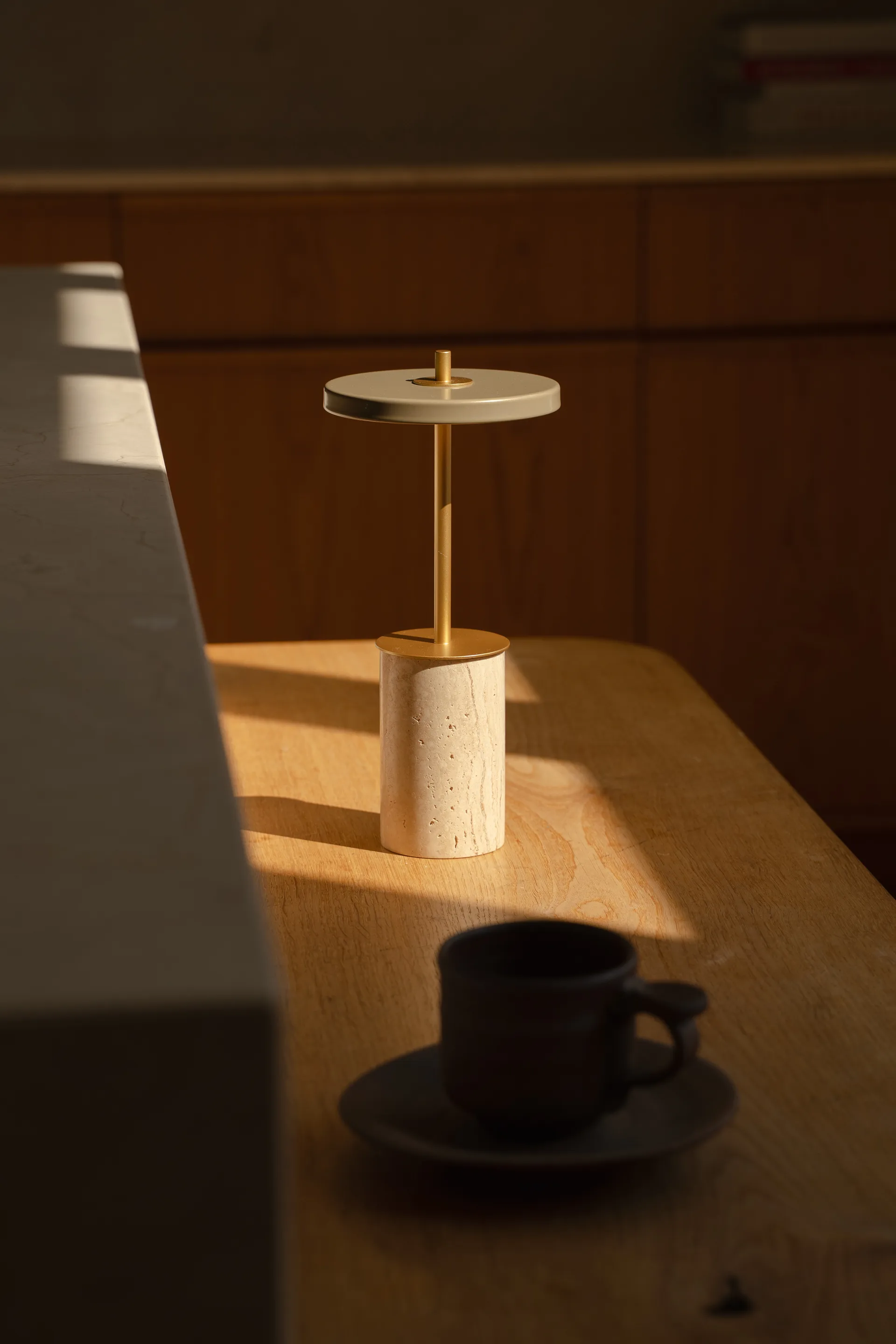 Asteria Move Mini Tischleuchte Ø12x25,5 cm, Clay Travertine-brass Umage