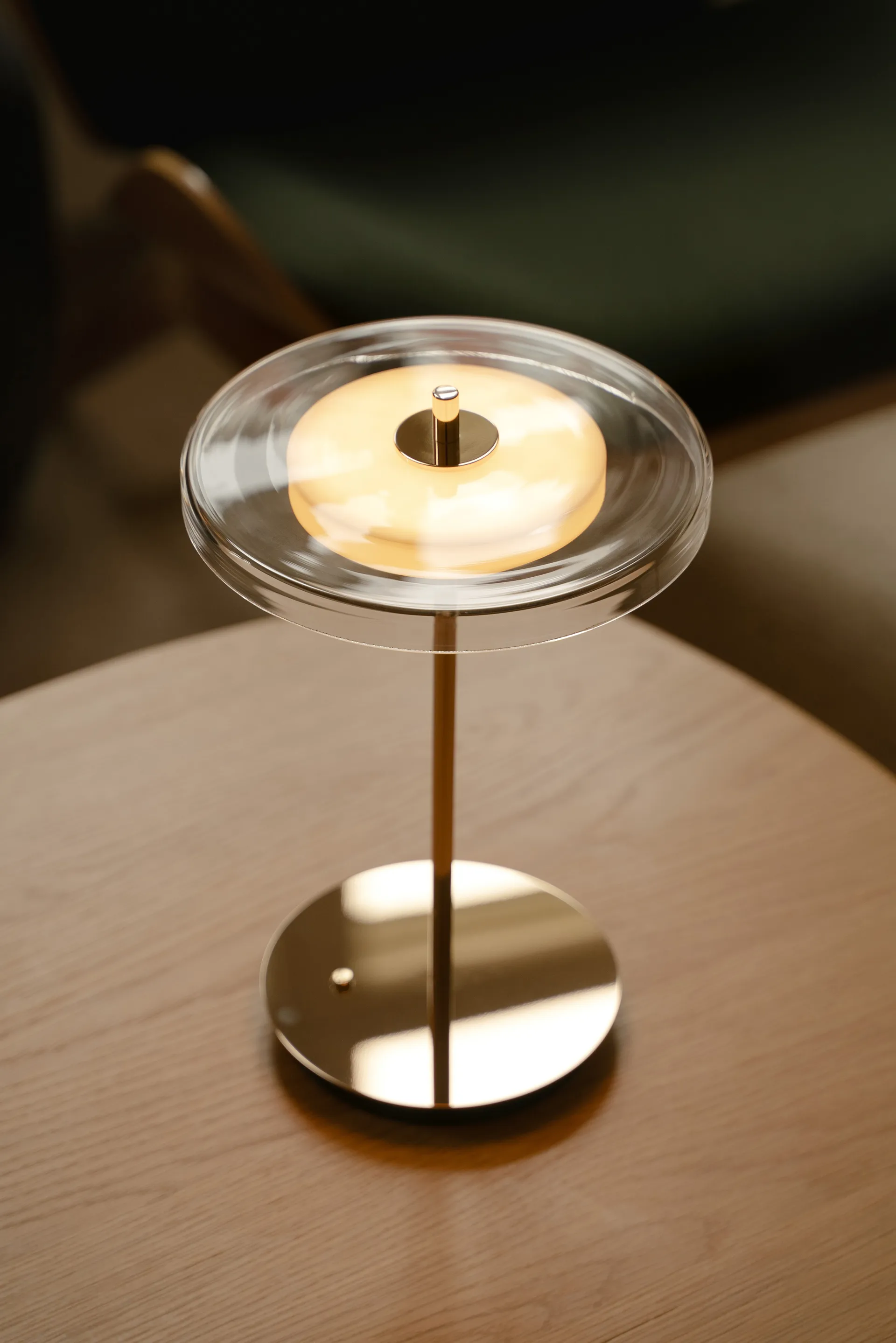 Asteria Move Tischleuchte, Glass-polished brass Umage