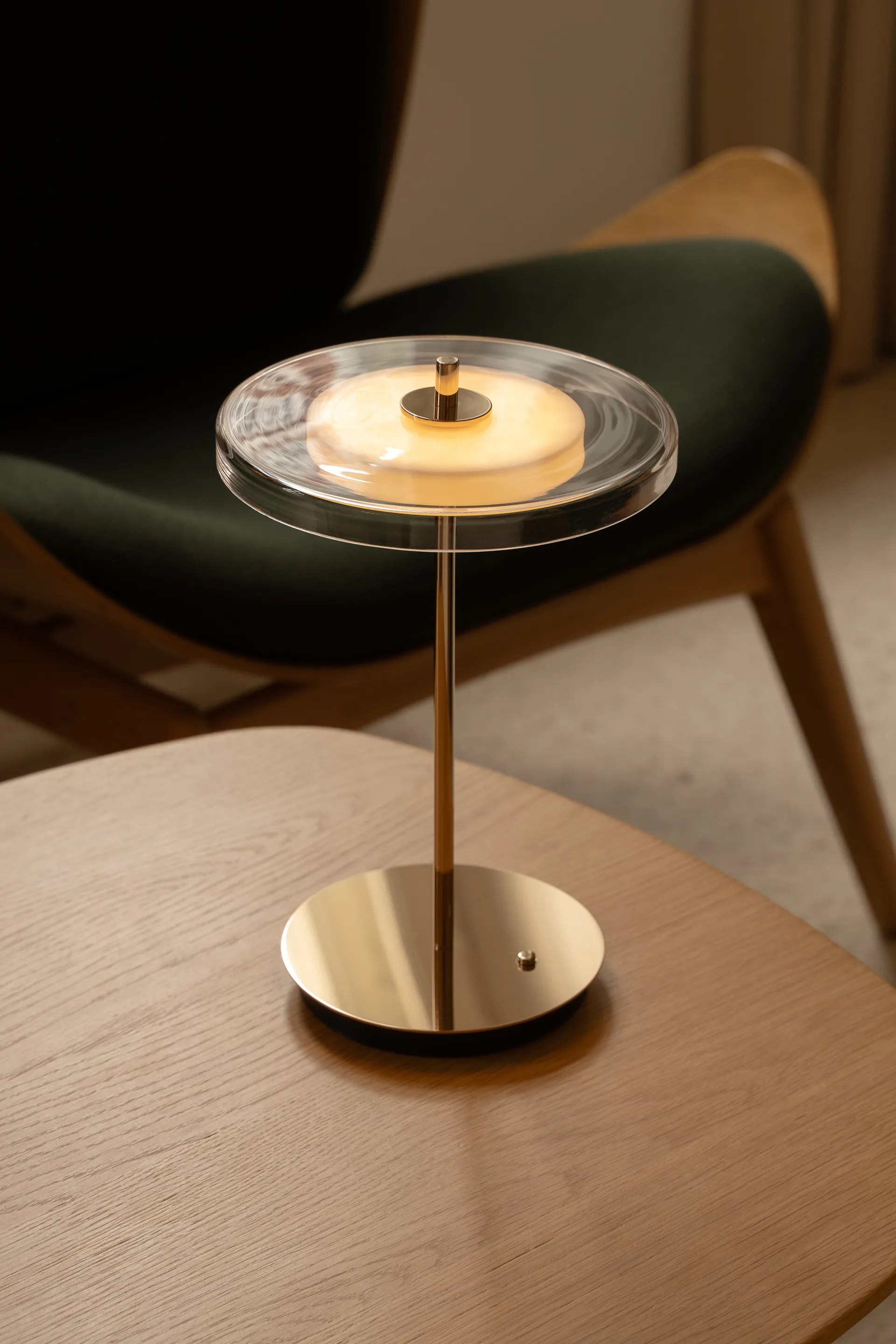 Asteria Move Tischleuchte, Glass-polished brass Umage