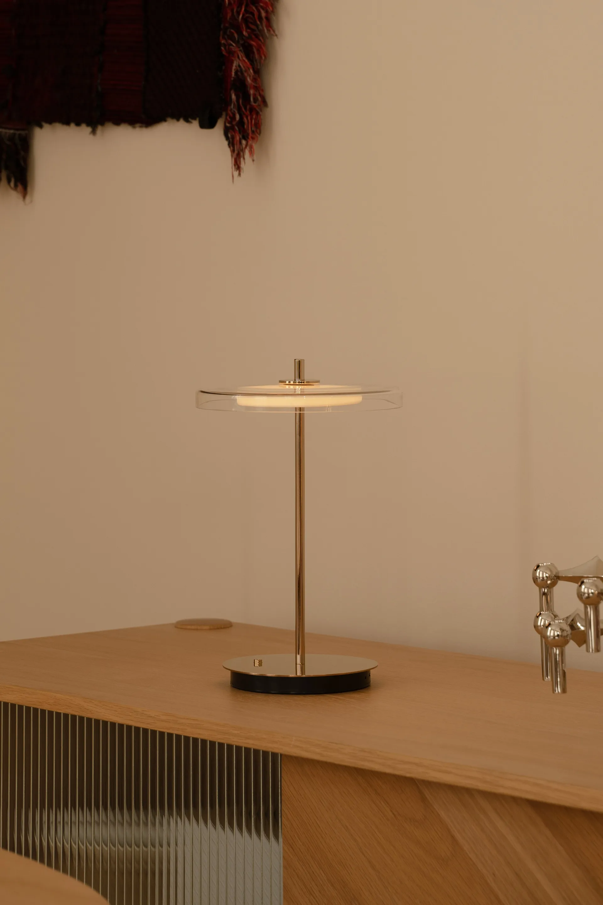 Asteria Move Tischleuchte, Glass-polished brass Umage