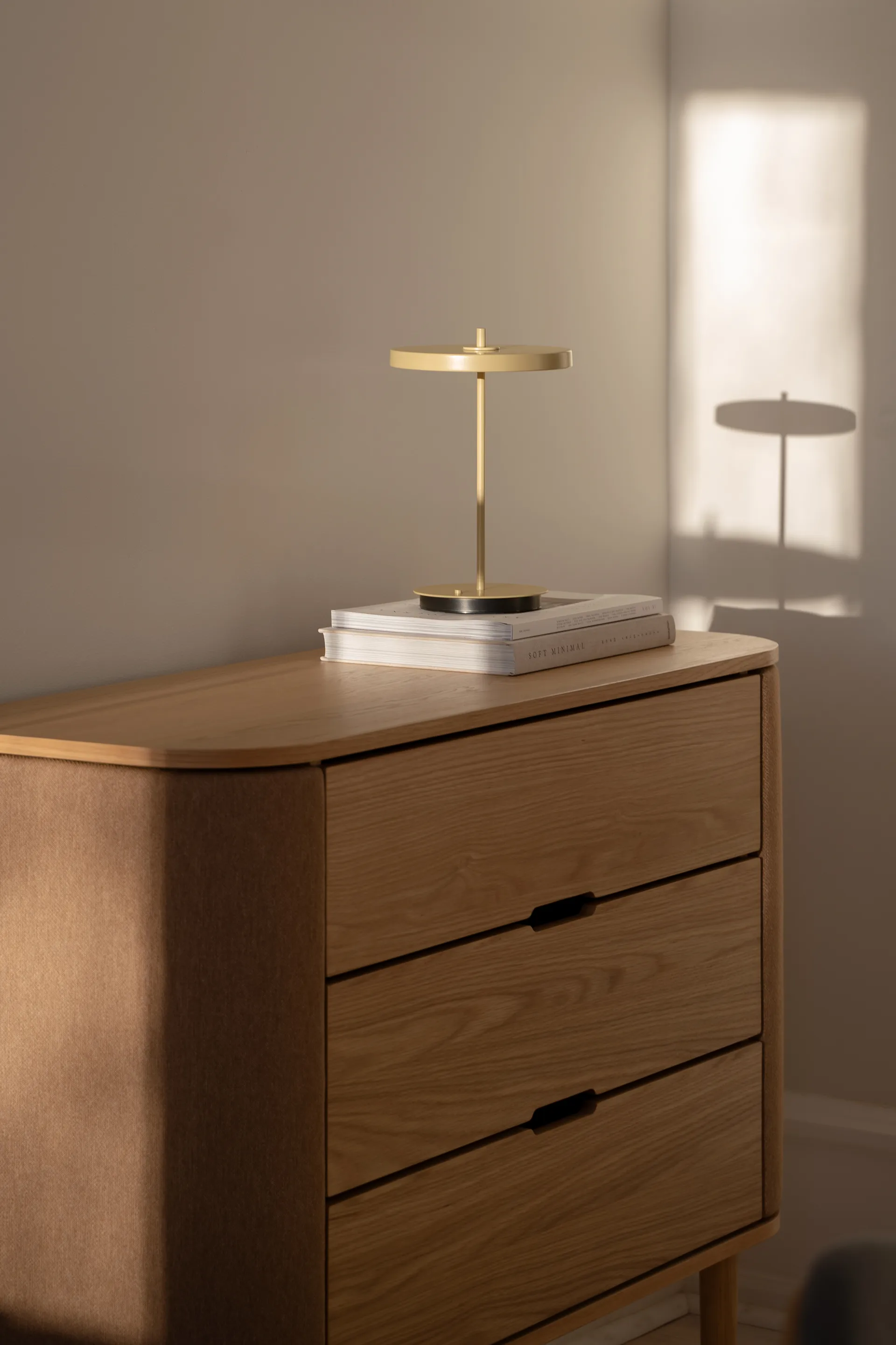 Asteria Move tragbare Tischlampe, Monochrome-butter yellow Umage