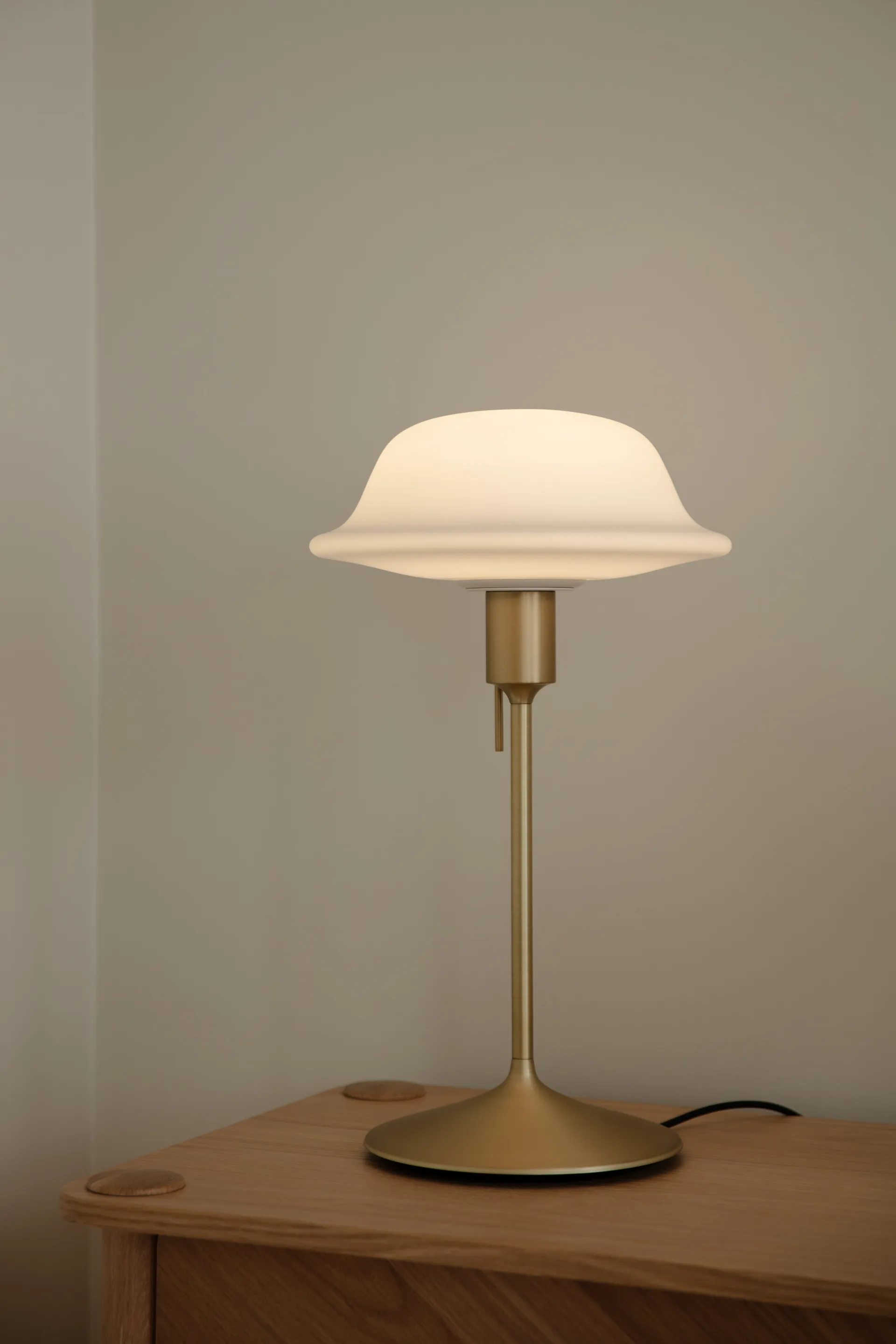 Butler Tischlampe, Weiß-Bürstete Messing Umage