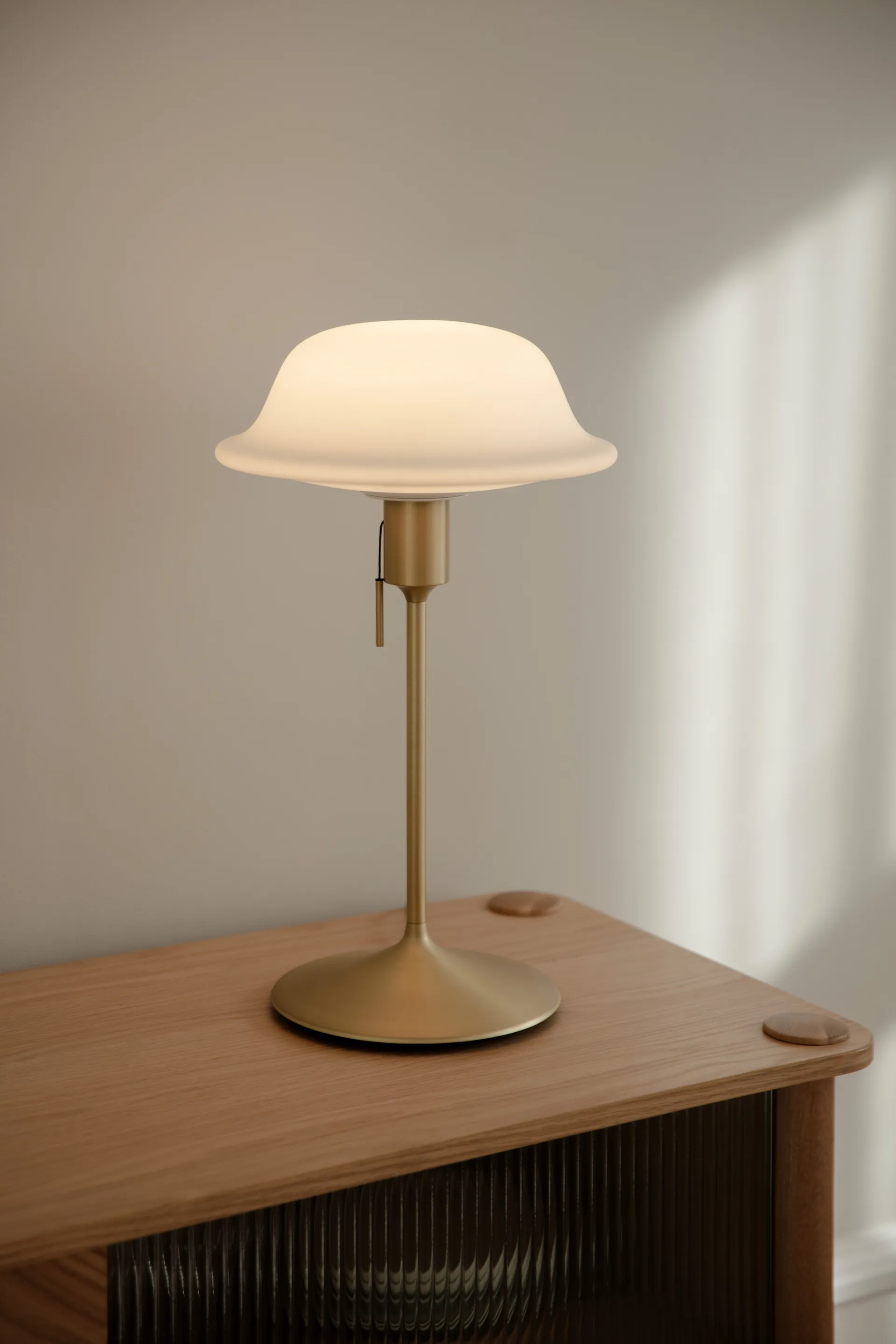 Butler Tischlampe, Weiß-Bürstete Messing Umage