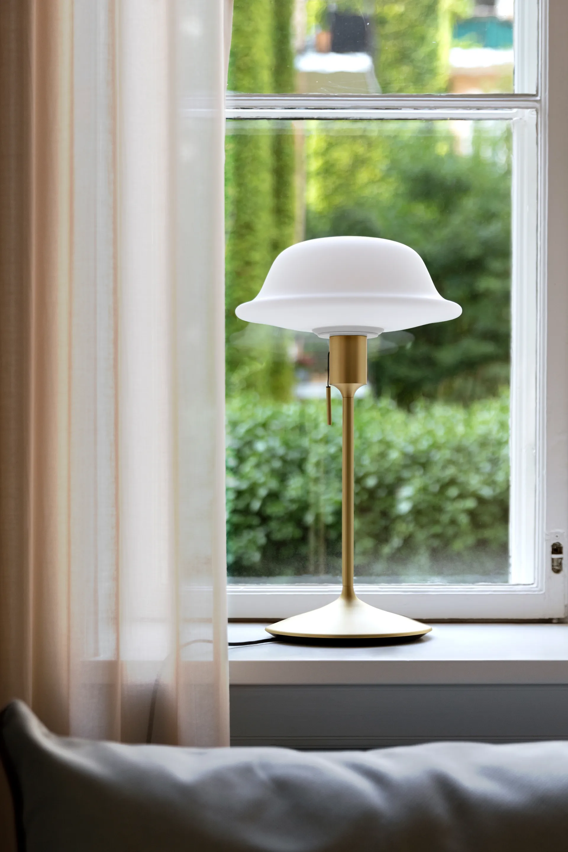 Butler Tischlampe, Weiß-Bürstete Messing Umage