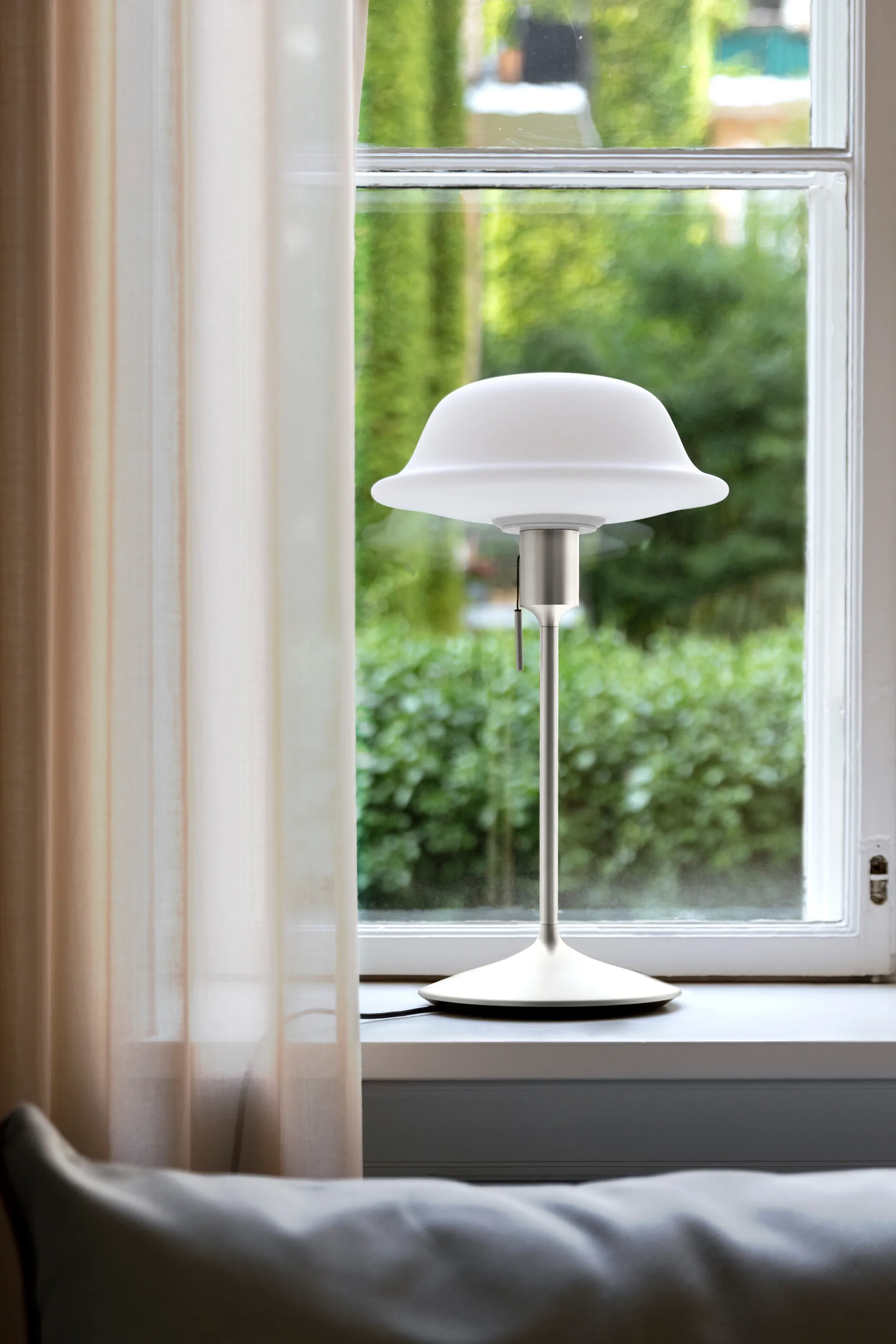 Butler Tischlampe, Weiß-Gebürsteter Stahl Umage