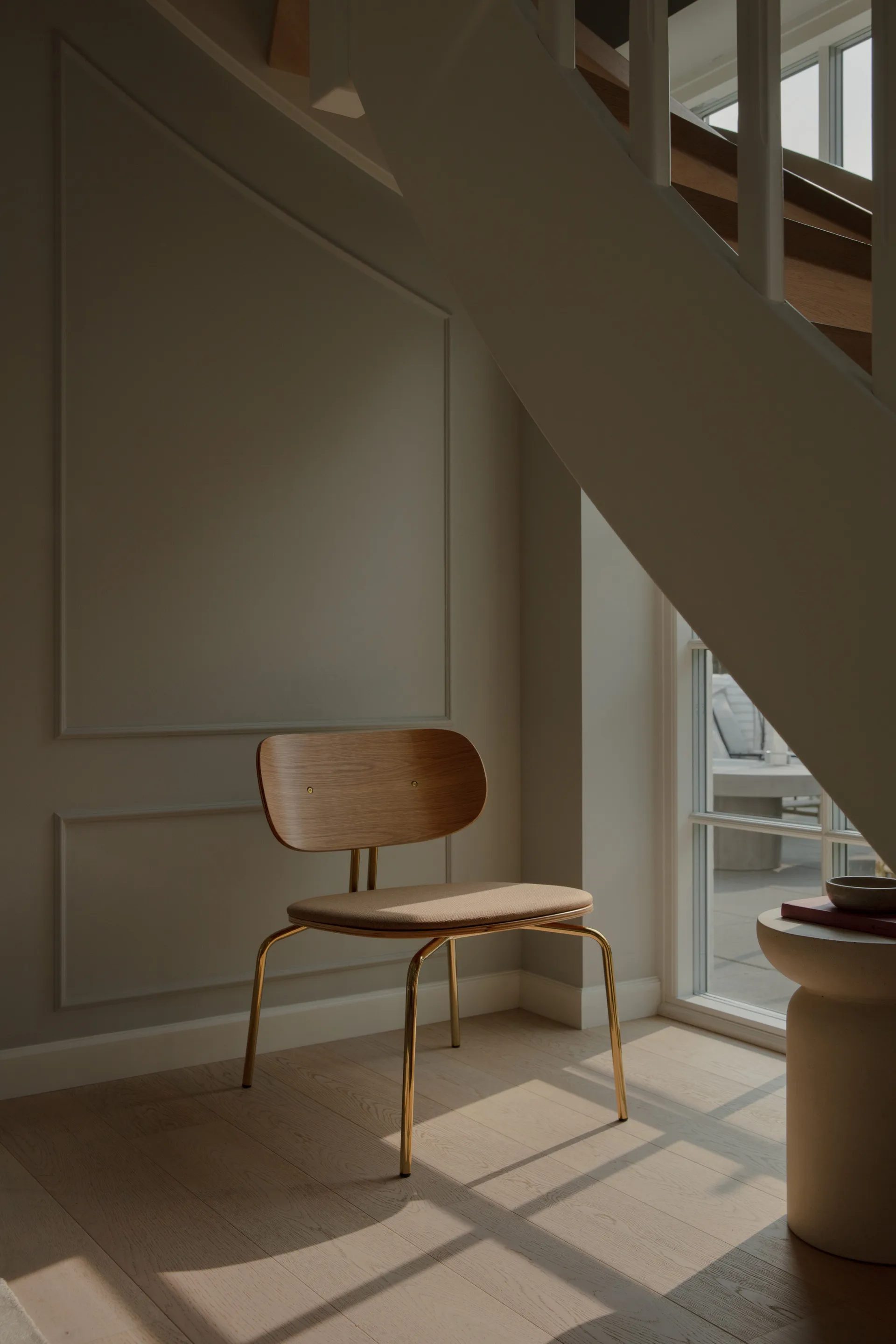 Curious Lounge-Sessel, Oak-brass Umage