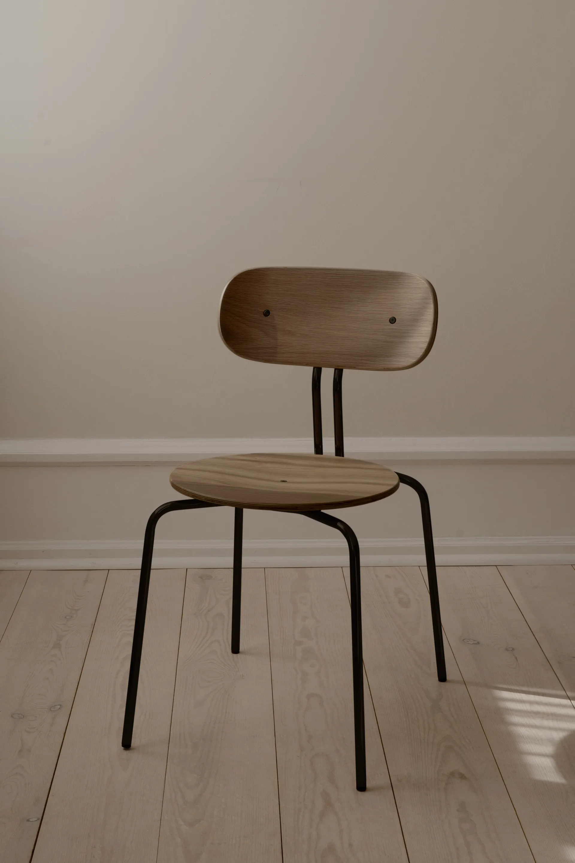 Curious Stuhl, Smoked oak-black legs Umage