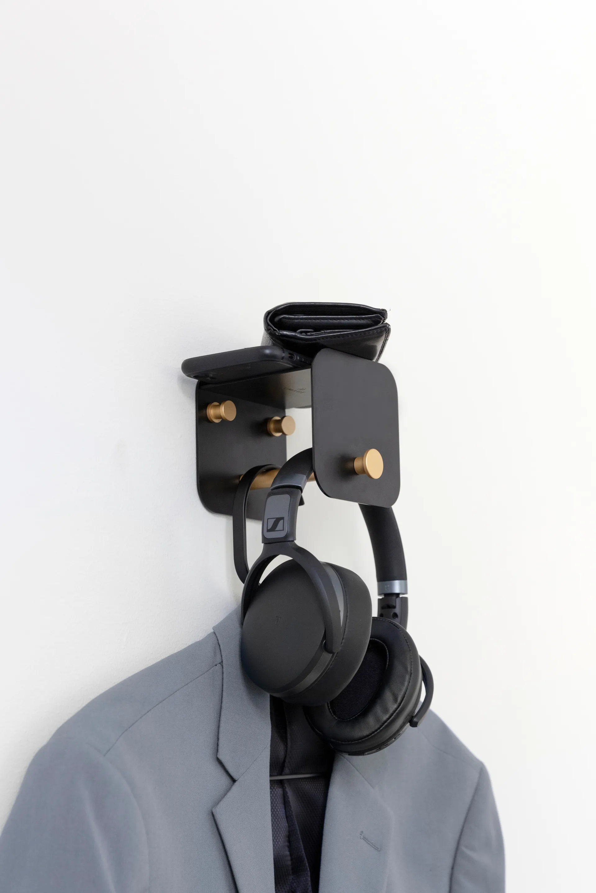 "Hang in There" Wandhaken, Black-brass Umage