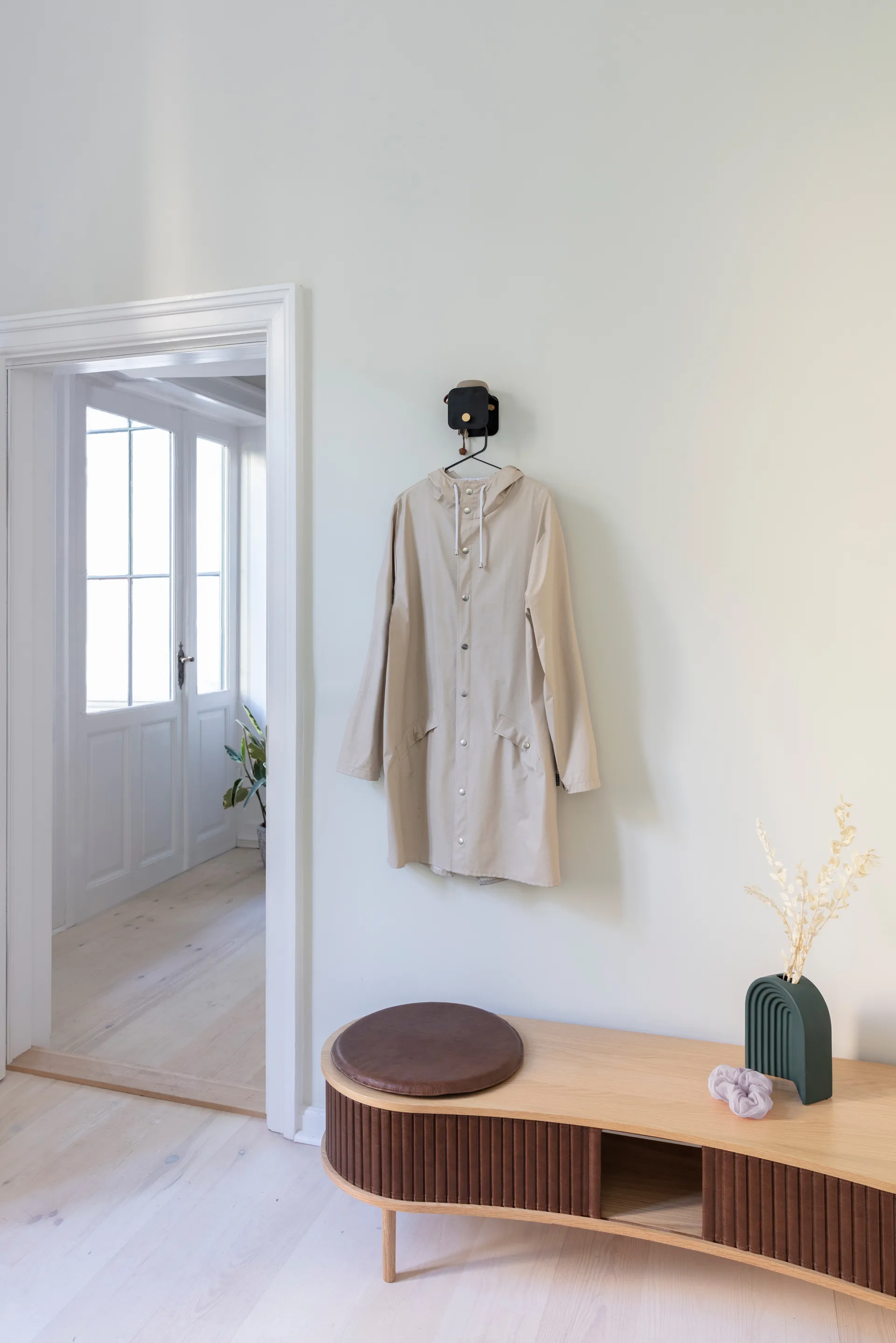 "Hang in There" Wandhaken, Black-brass Umage