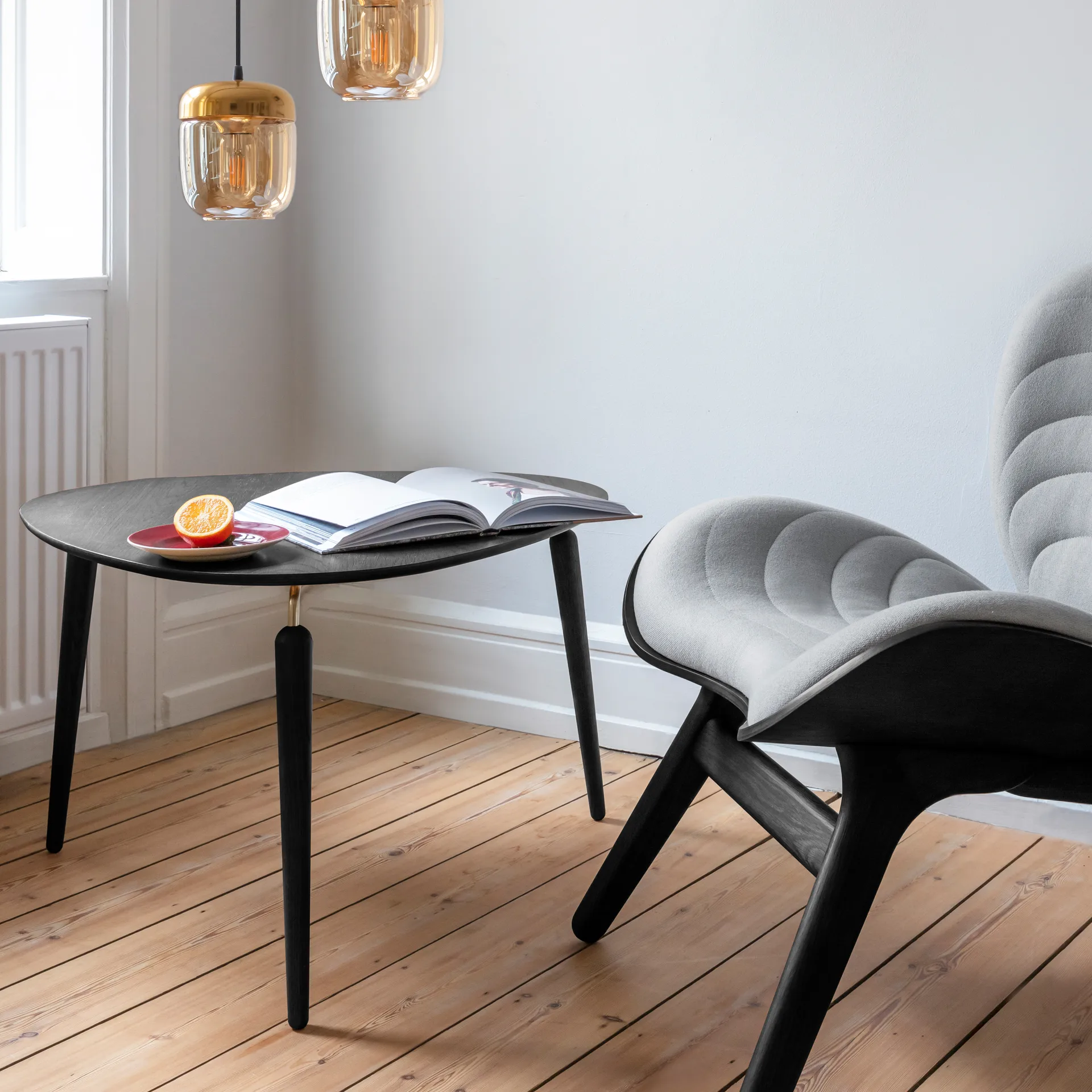 Hang Out Couchtisch, Schwarze Eiche-Messing Umage