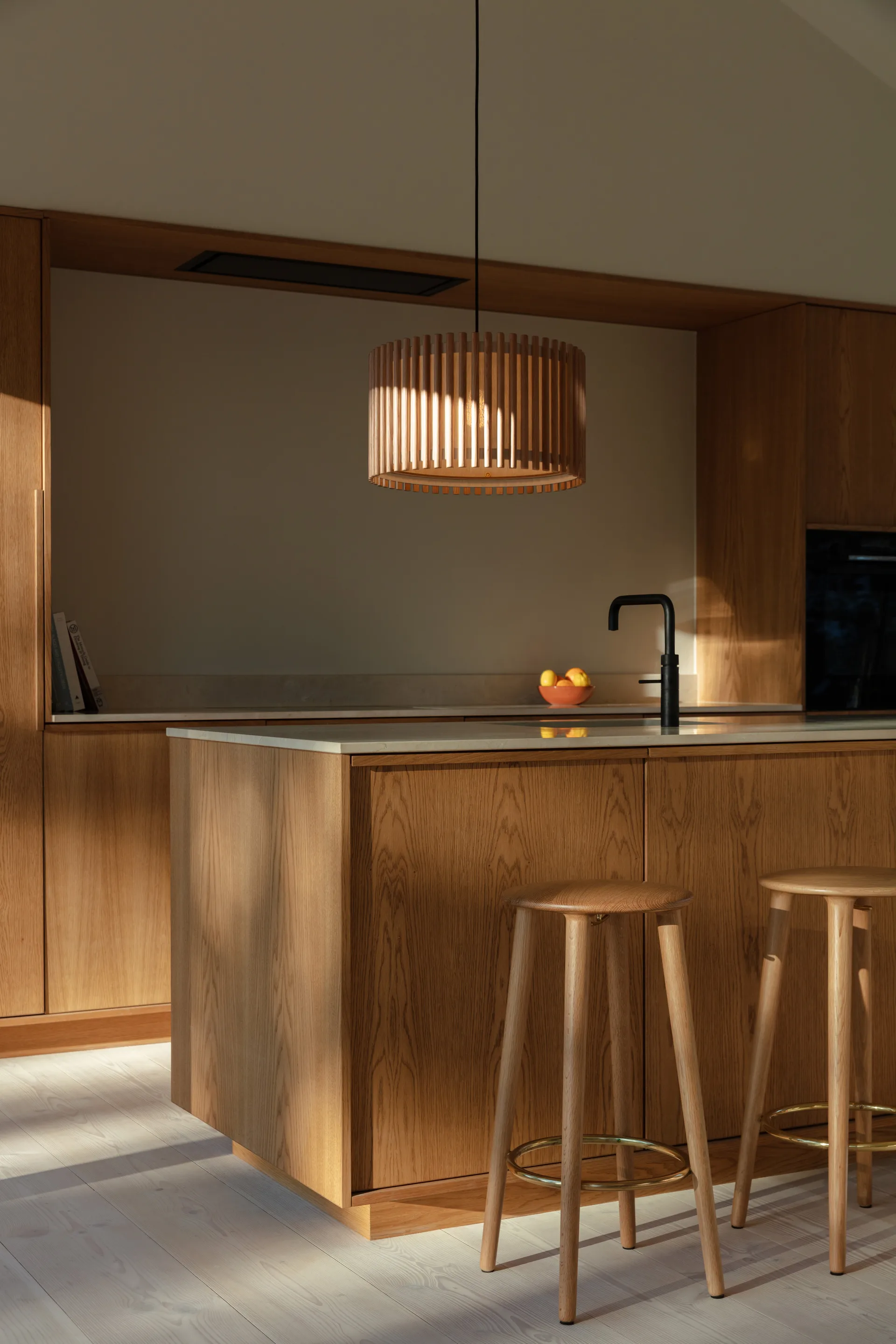 Komorebi Pendelleuchte medium, Circle oak-schwarz Umage