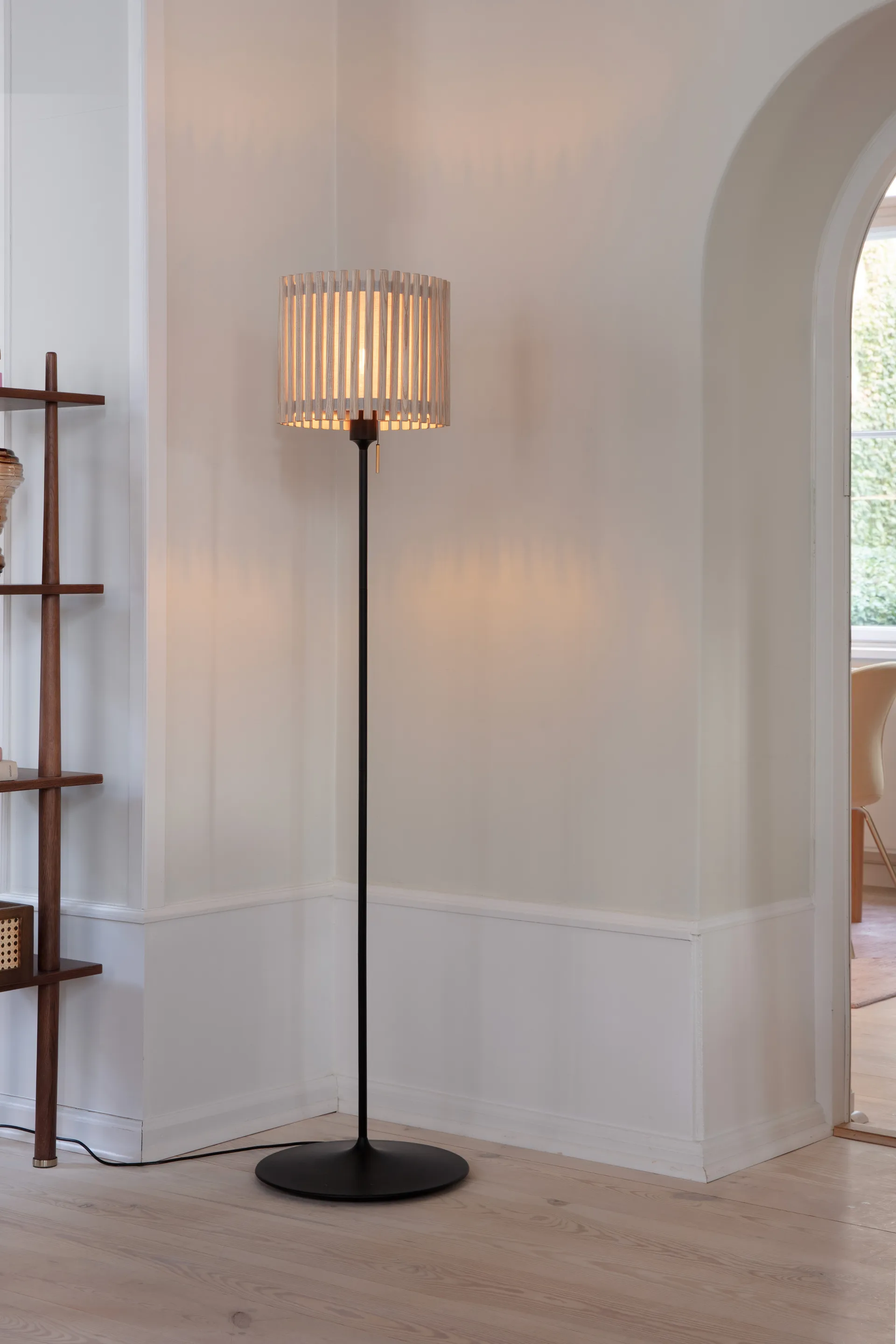 Komorebi Stehleuchte medium, Circle oak-schwarz Umage