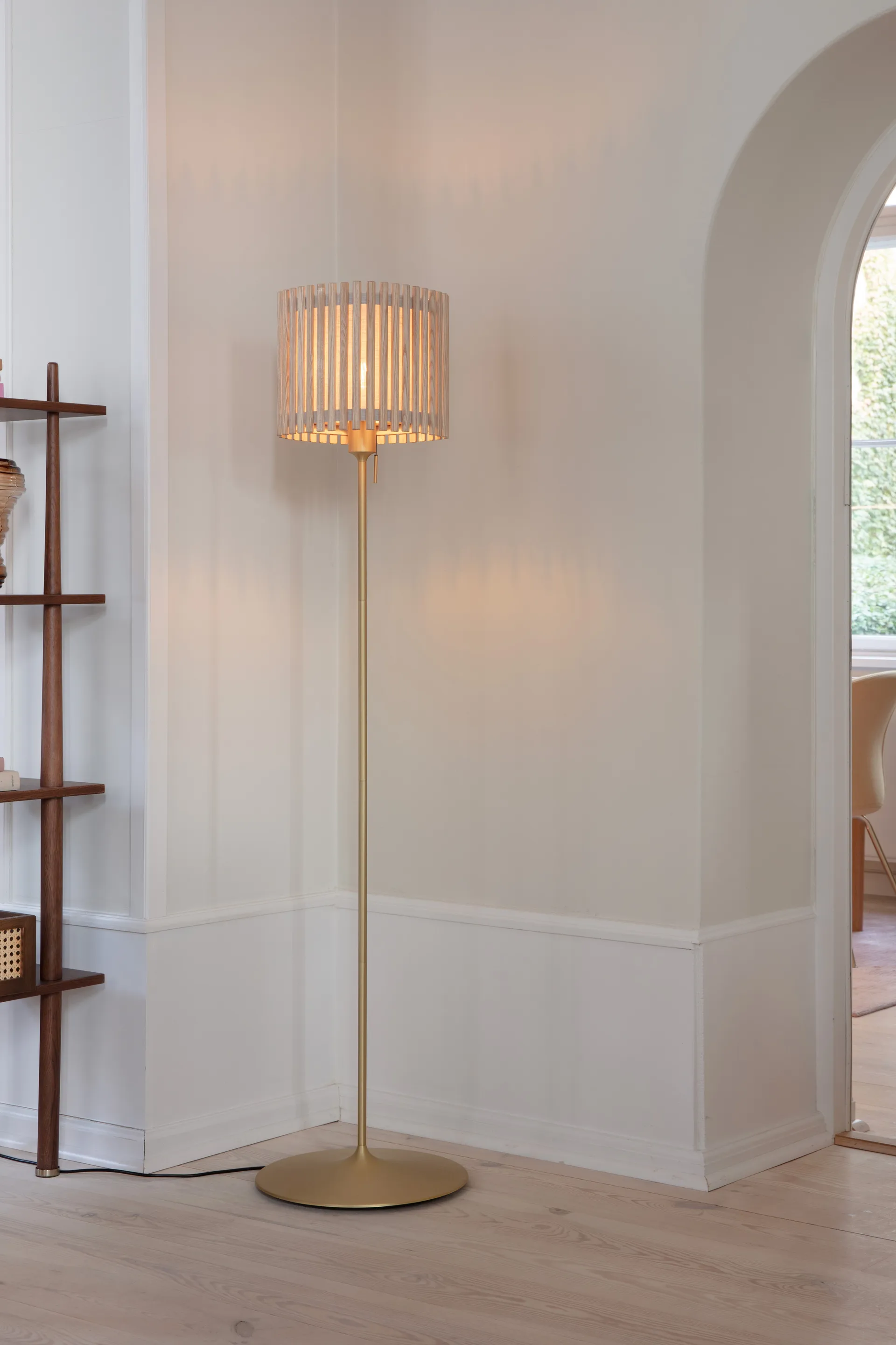 Komorebi Stehleuchte medium, Square oak-Borstad Messing Umage