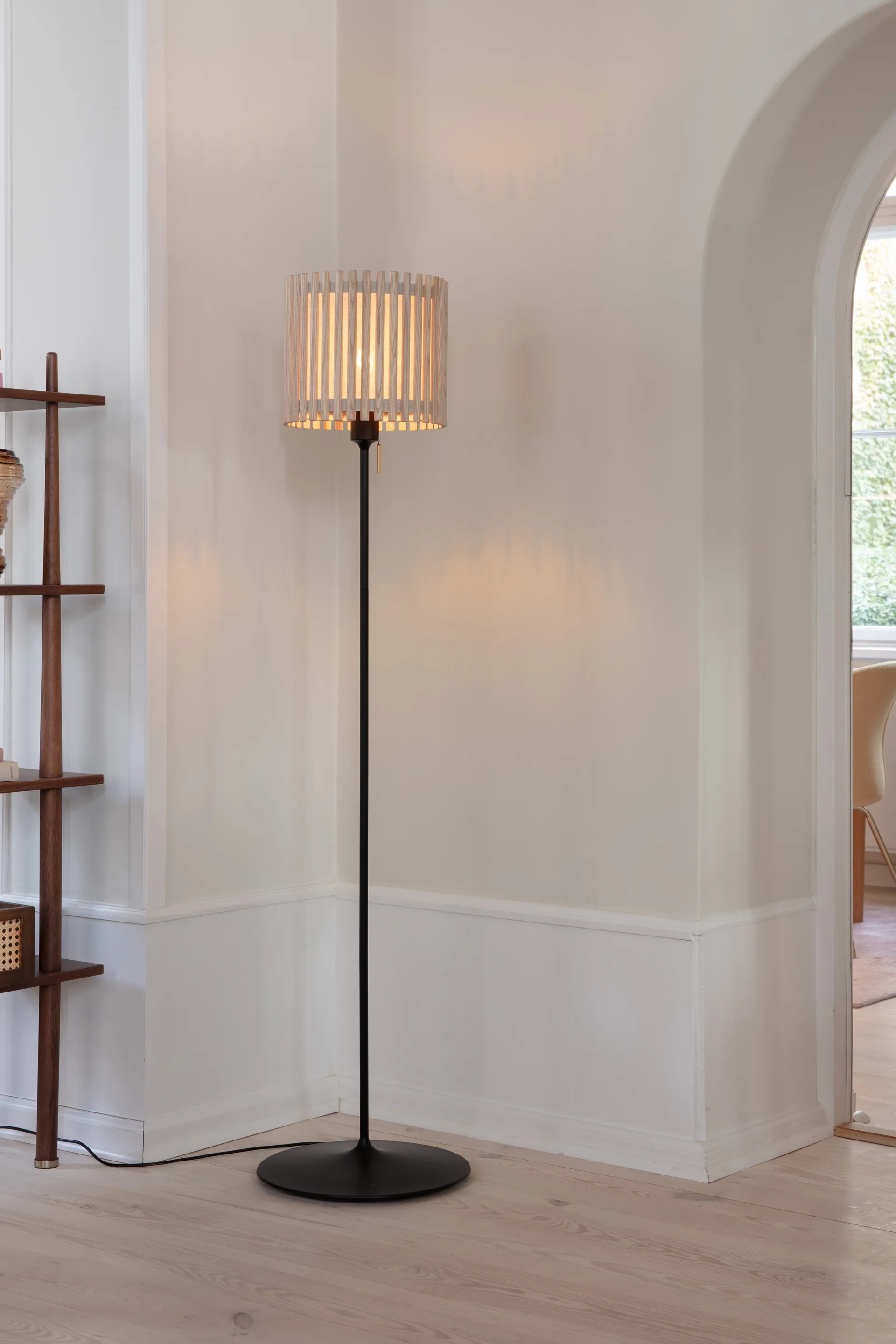 Komorebi Stehleuchte medium, Square oak-Schwarz Umage