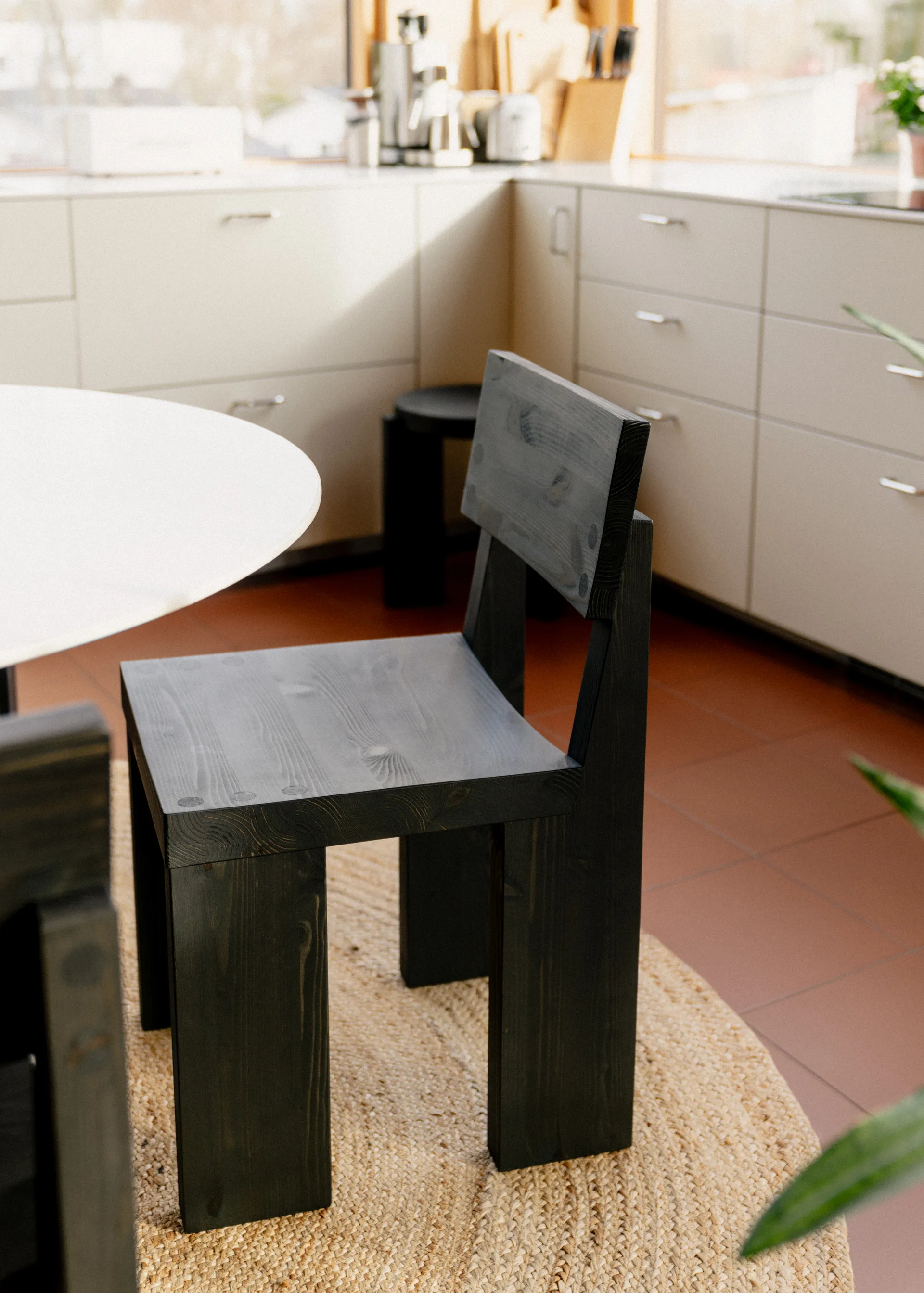 001 Dining Chair Stuhl, Schwarz gebeizte Kiefer Vaarnii