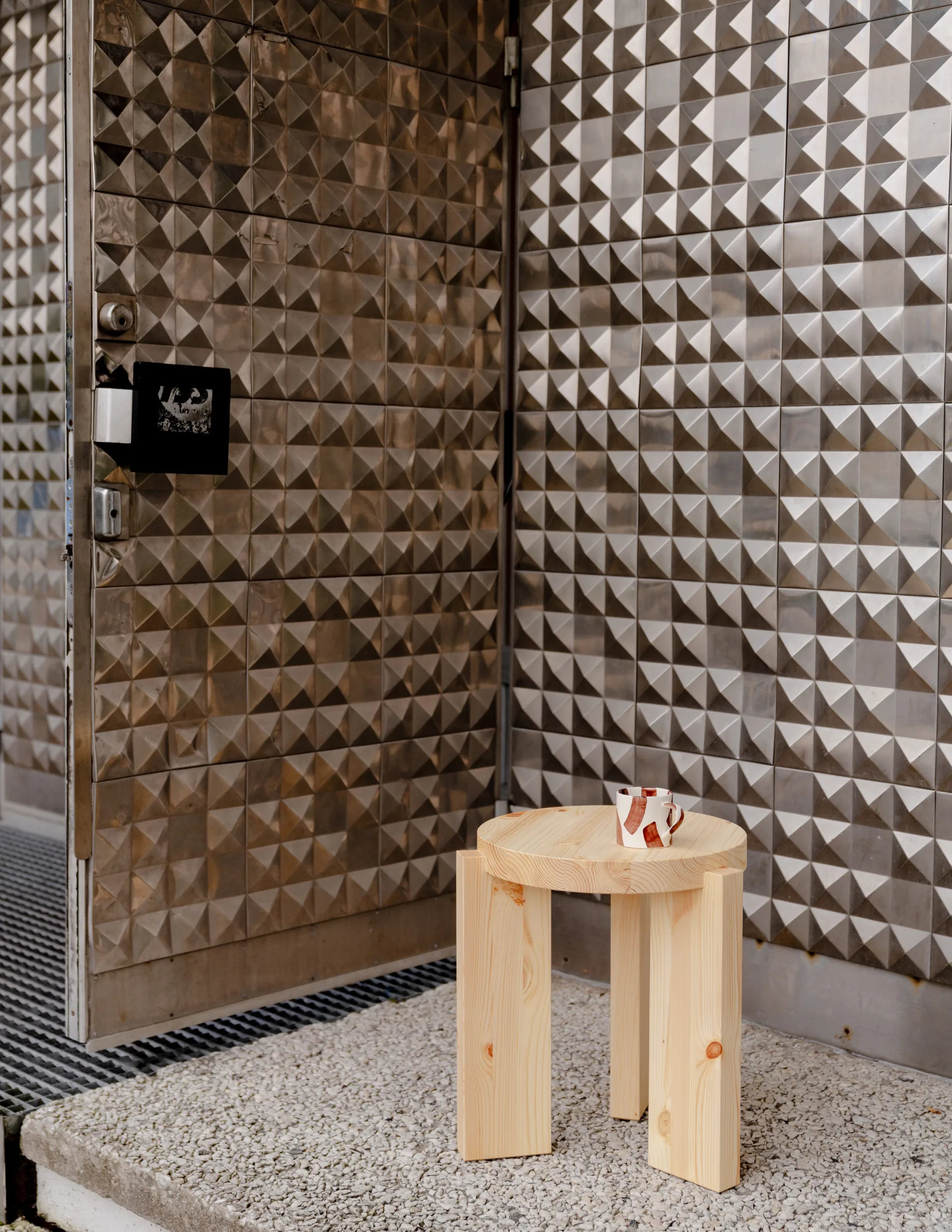 001 Stool Hocker, Matt geöltes Kiefernholz, Ø40x44 cm Vaarnii