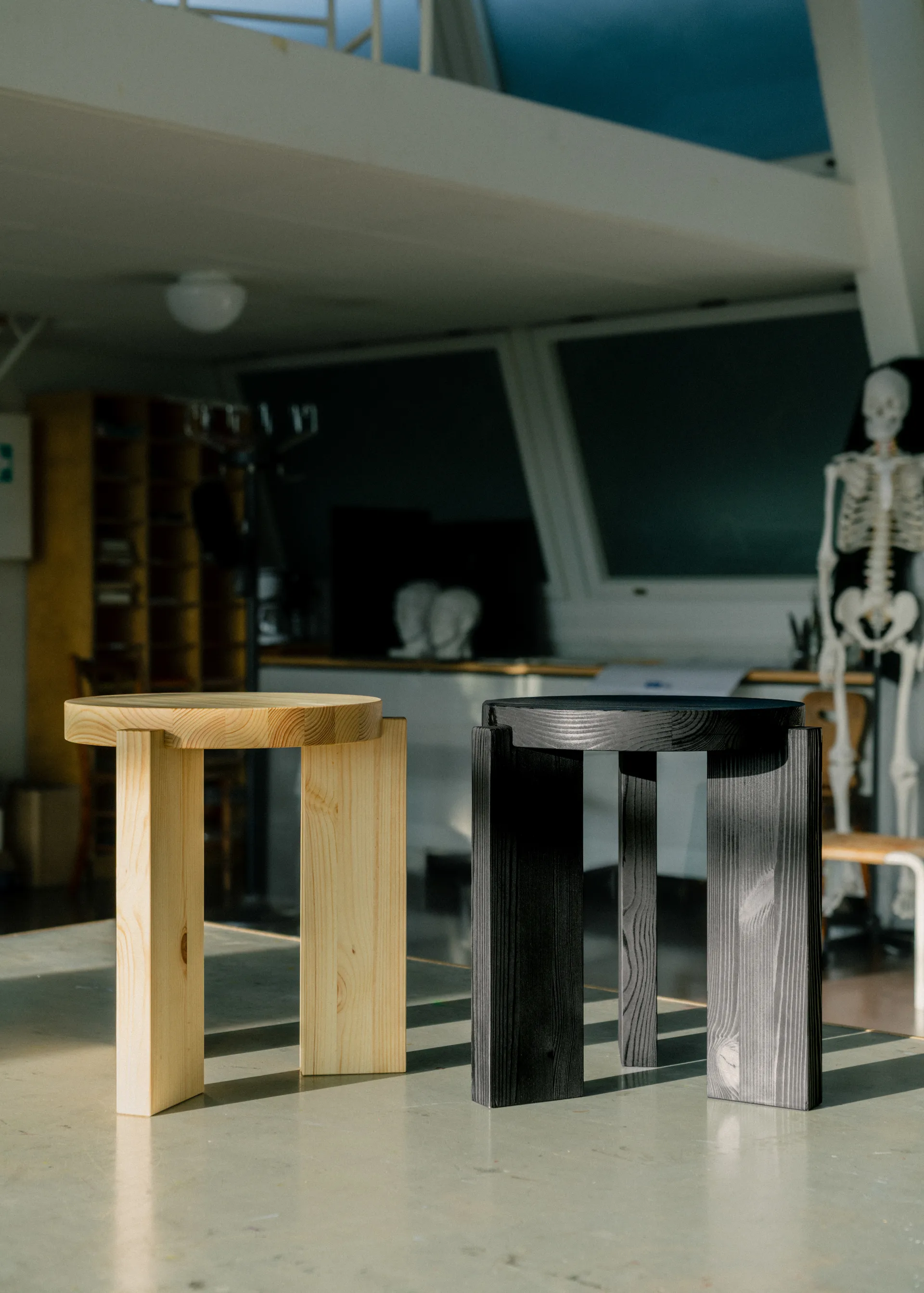 001 Stool Hocker, Schwarz gebeizte Kiefer, Ø40x44 cm Vaarnii