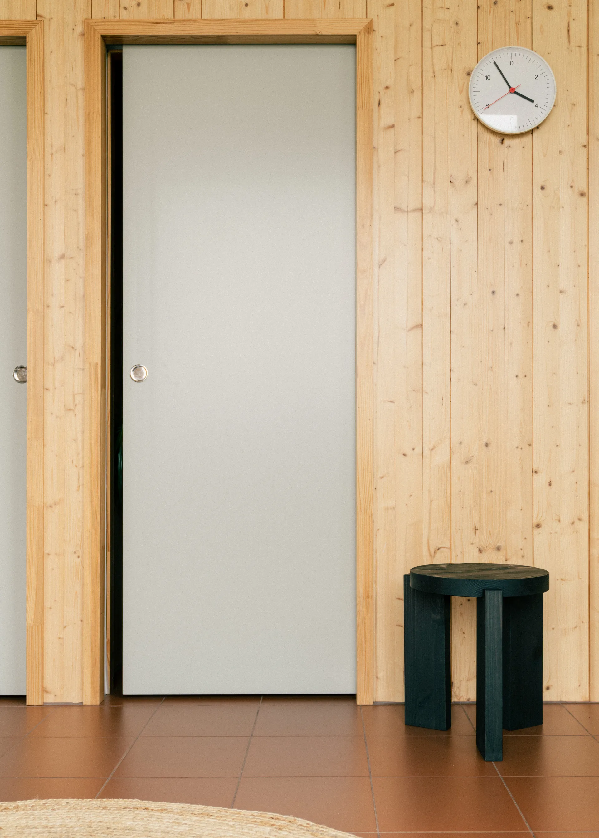 001 Stool Hocker, Schwarz gebeizte Kiefer, Ø40x44 cm Vaarnii