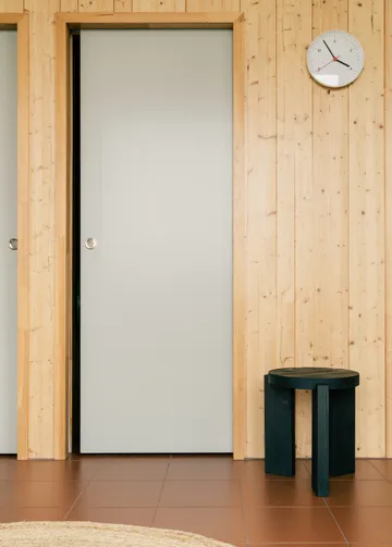 001 Stool Hocker - Schwarz gebeizte Kiefer, Ø40x44 cm - Vaarnii