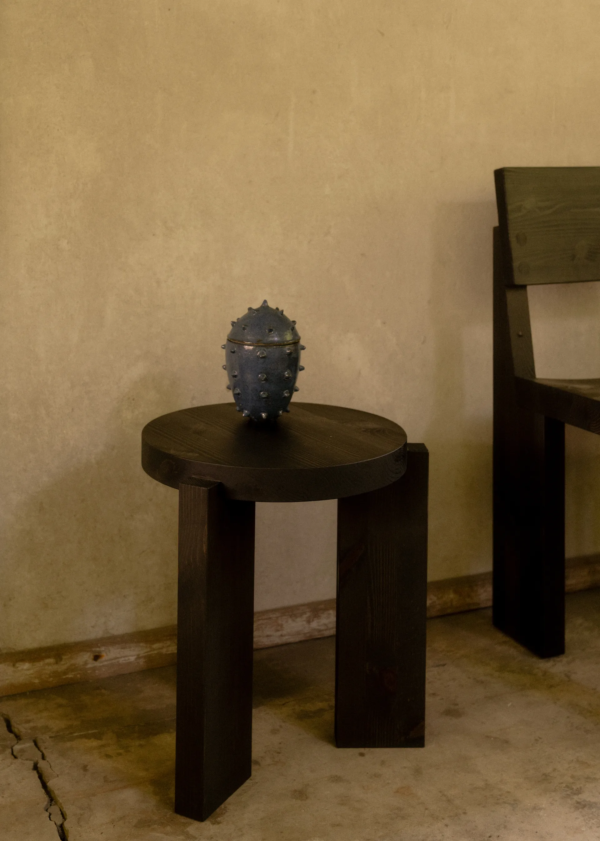 001 Stool Hocker, Schwarz gebeizte Kiefer, Ø40x44 cm Vaarnii