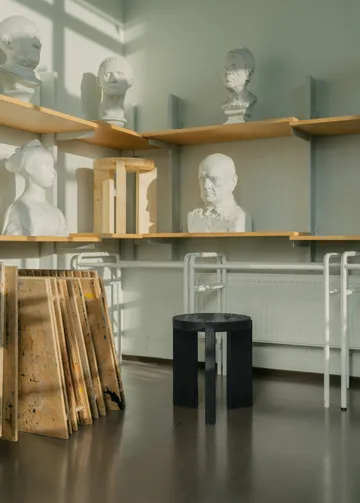 001 Stool Hocker - Schwarz gebeizte Kiefer, Ø40x44 cm - Vaarnii