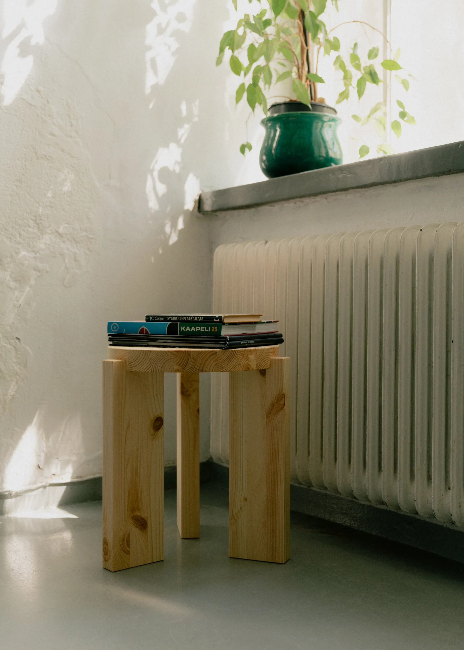 001 Stool runder Hocker, Matt geöltes Kiefernholz, Ø40x44 cm Vaarnii