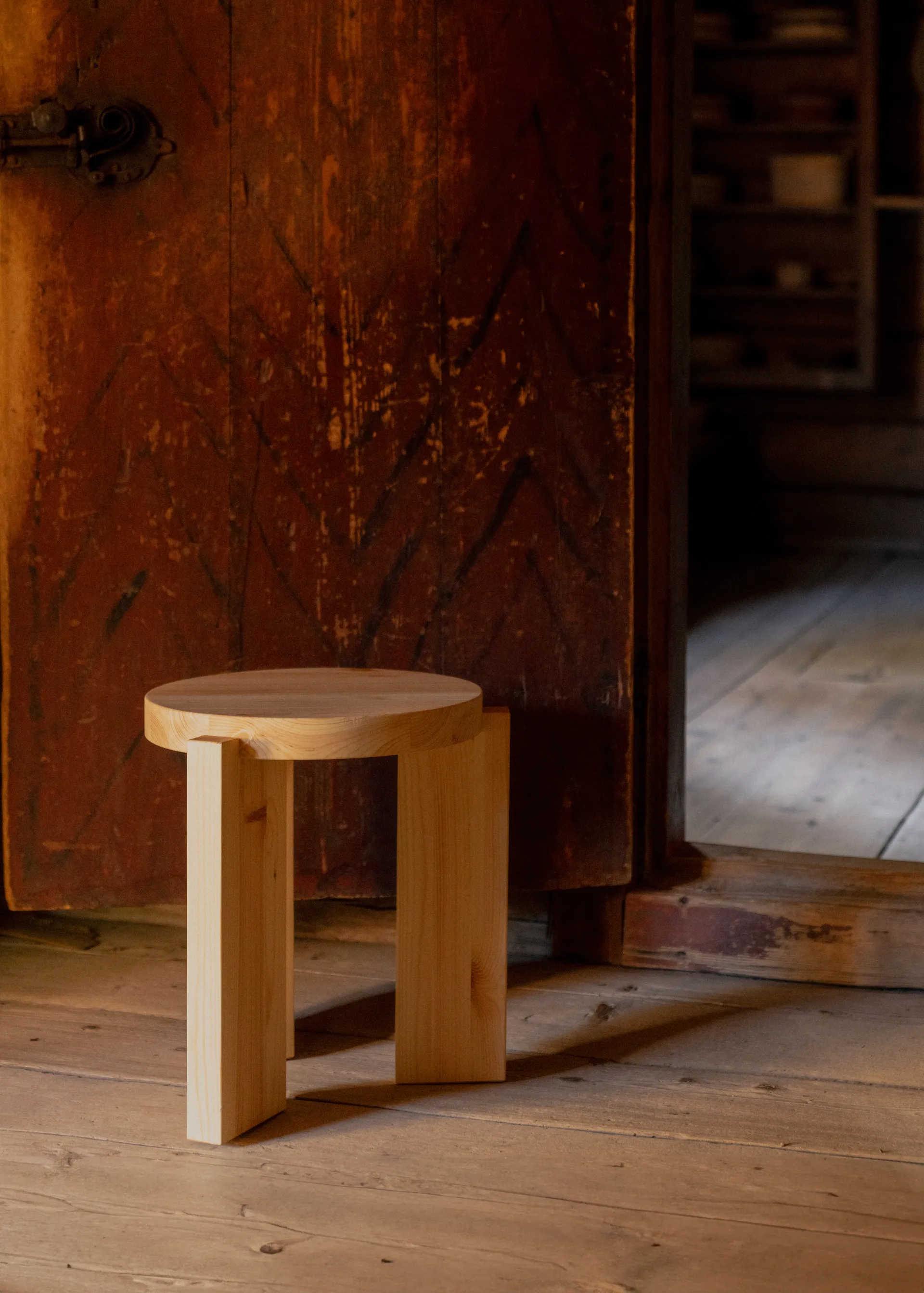 001 Stool runder Hocker, Matt geöltes Kiefernholz, Ø40x44 cm Vaarnii