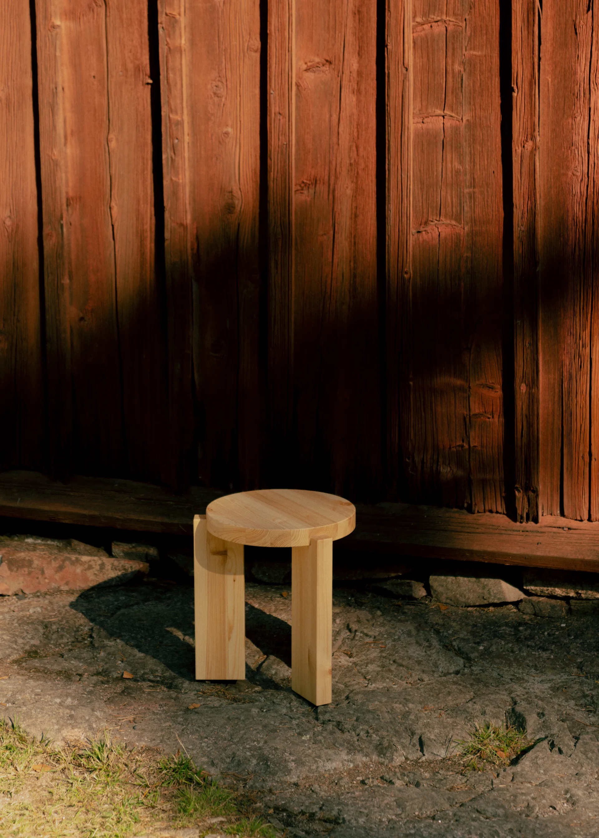 001 Stool runder Hocker, Matt geöltes Kiefernholz, Ø40x44 cm Vaarnii