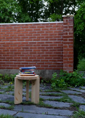 001 Stool runder Hocker - Matt geöltes Kiefernholz, Ø40x44 cm - Vaarnii