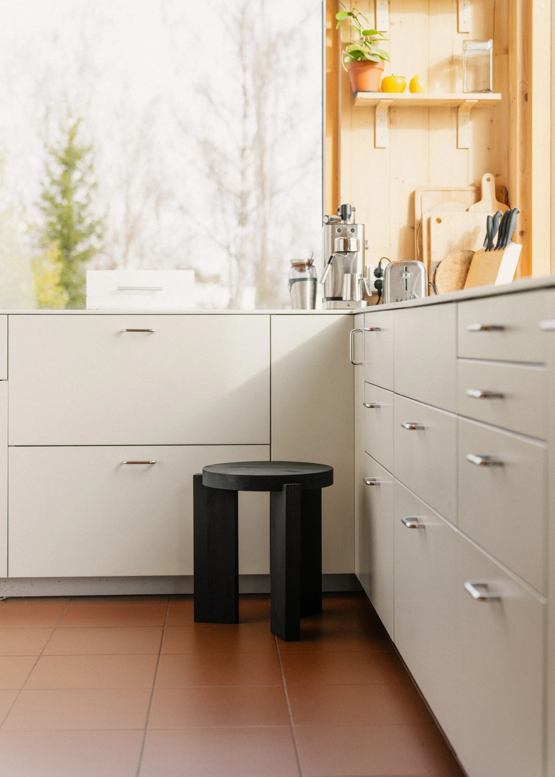 001 Stool runder Hocker, Schwarz gebeizte Kiefer, Ø40x44 cm Vaarnii