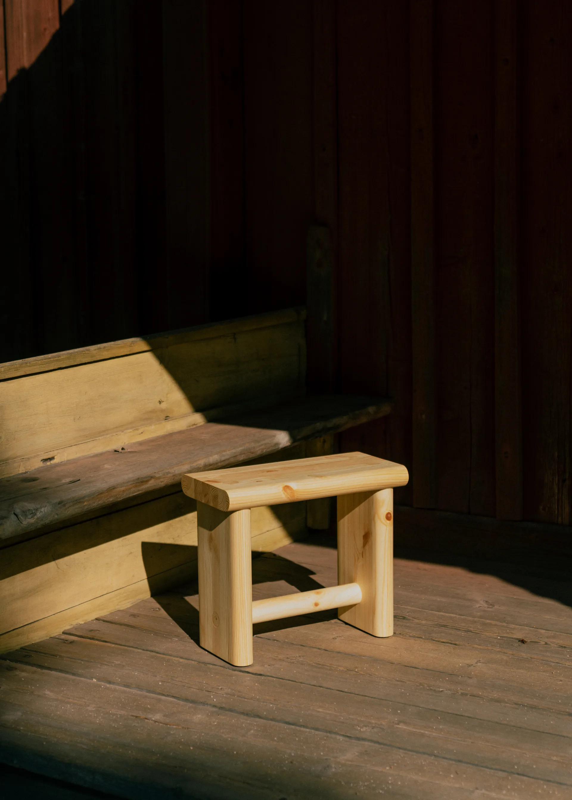 002 Ast Stool Hocker, Matt geölwachtete Kiefer, 55x26x45 cm Vaarnii