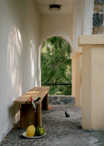 013 Osa Outdoor Bench Bank - Wärmebehandeltes Kiefernholz, 182x37x49 cm - Vaarnii