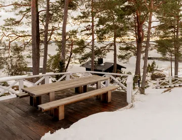 013 Osa Outdoor Bench Bank - Wärmebehandeltes Kiefernholz, 182x37x49 cm - Vaarnii