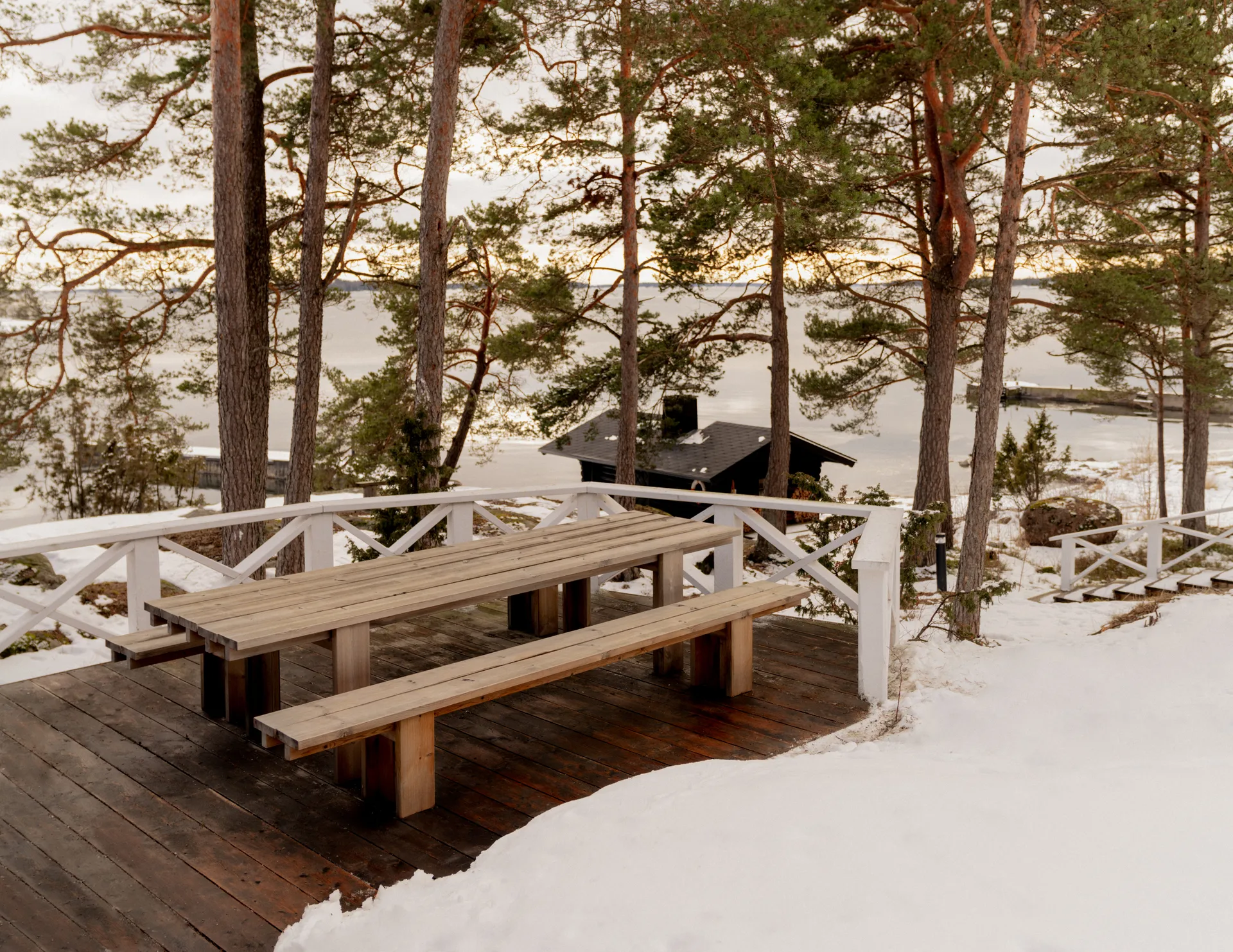 013 Osa Outdoor Bench Bank, Wärmebehandeltes Kiefernholz, 270x37x49 cm Vaarnii