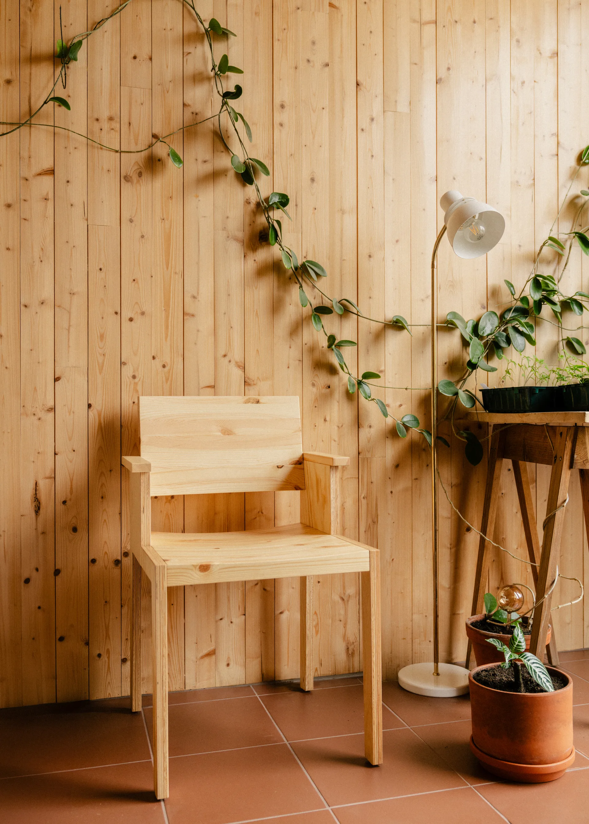 016 Maasto Dining Armchair Armlehnstuhl, Matt geöltes Wachs-Kiefernholz Vaarnii