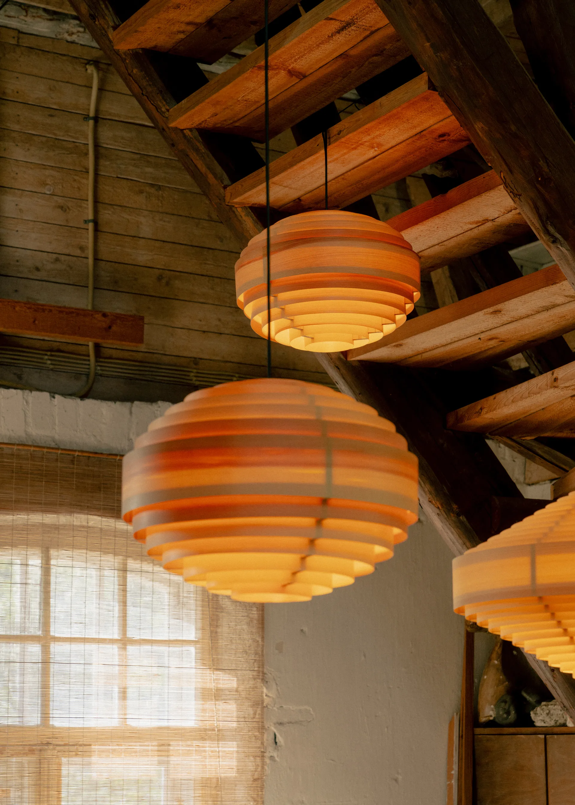 1002 Hans Pendant Pendelleuchte, Matt geölte Kiefer, XL Ø70 cm Vaarnii