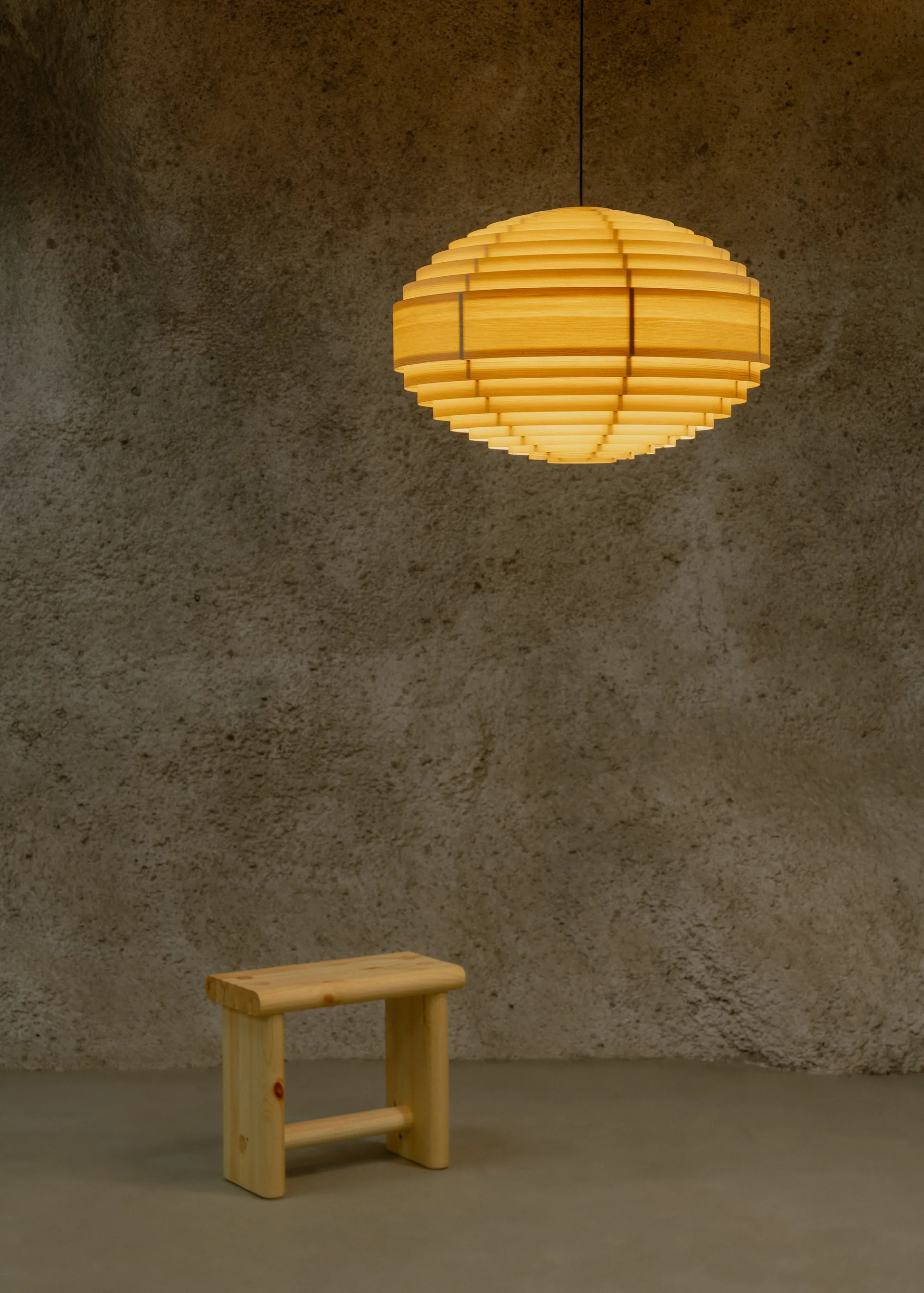 1002 Hans Pendant Pendelleuchte, Matt geölte Kiefer, XL Ø70 cm Vaarnii