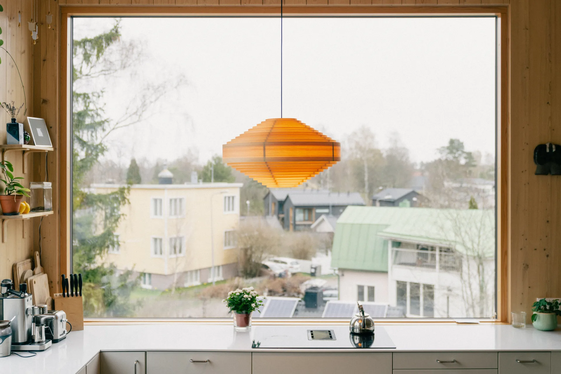 1003 Hans Pendant Pendelleuchte, Matt geöltes Wachs-Kiefernholz, Ø60 cm Vaarnii