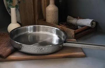 Kroma Modell M1K Traktorenpfanne - Polierter Stahl, Ø28 cm - Vargen & Thor