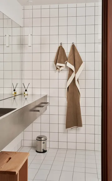 Vipp104 Badetuch - Taupe, 76×135 cm - Vipp