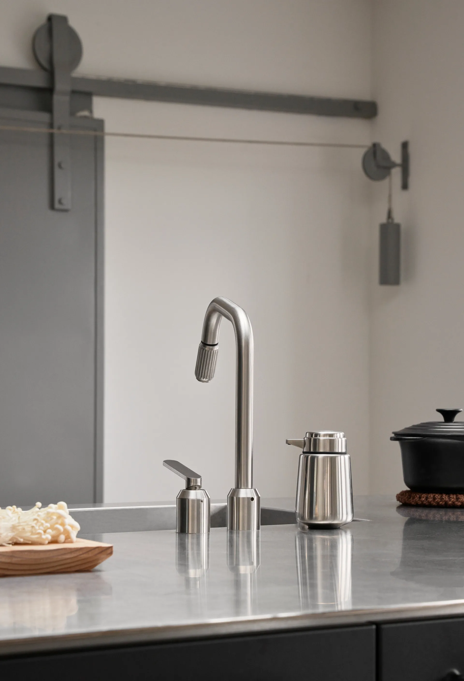 Vipp9 Seifenspender 400 ml, Stainless steel Vipp