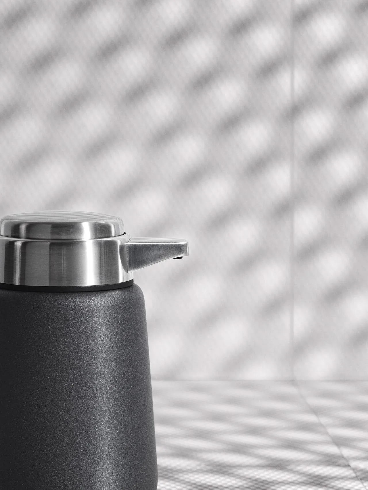 Vipp9 Seifenspender Wandmodell 400 ml, Black Vipp