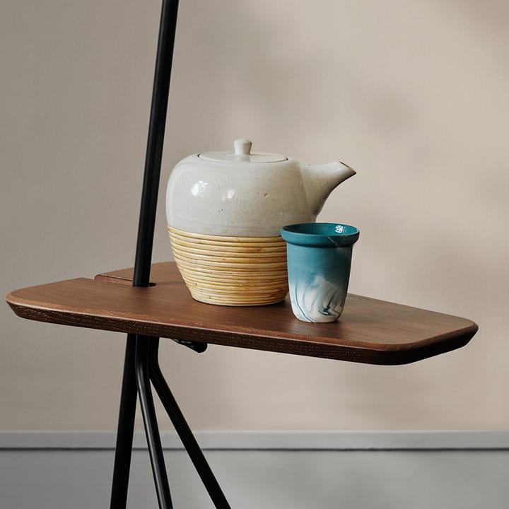 Cone Stehleuchte, Black noir, Teaktisch, Messingdetails Warm Nordic
